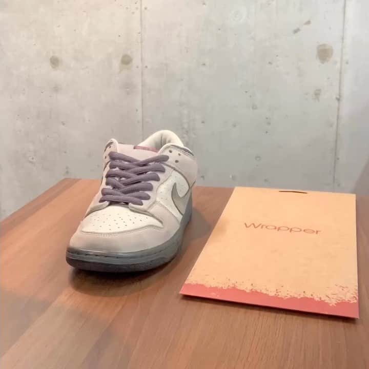 Sneaker At Randomのインスタグラム：「ARATA　ラッパー  スニーカーを飾る際や保管の際に適した透明のフィルムです。 ヒートガンまたはドライヤーで取付けることができます。  #sneakeratrandom#スニーカーアトランダム#junkyard#ジャンクヤード#sneaker#スニーカー#スニーカー修理#スニーカーカスタム#市川#本八幡#高円寺#心斎橋#angeluspaint#アンジェラスペイント#arata#アラタ」