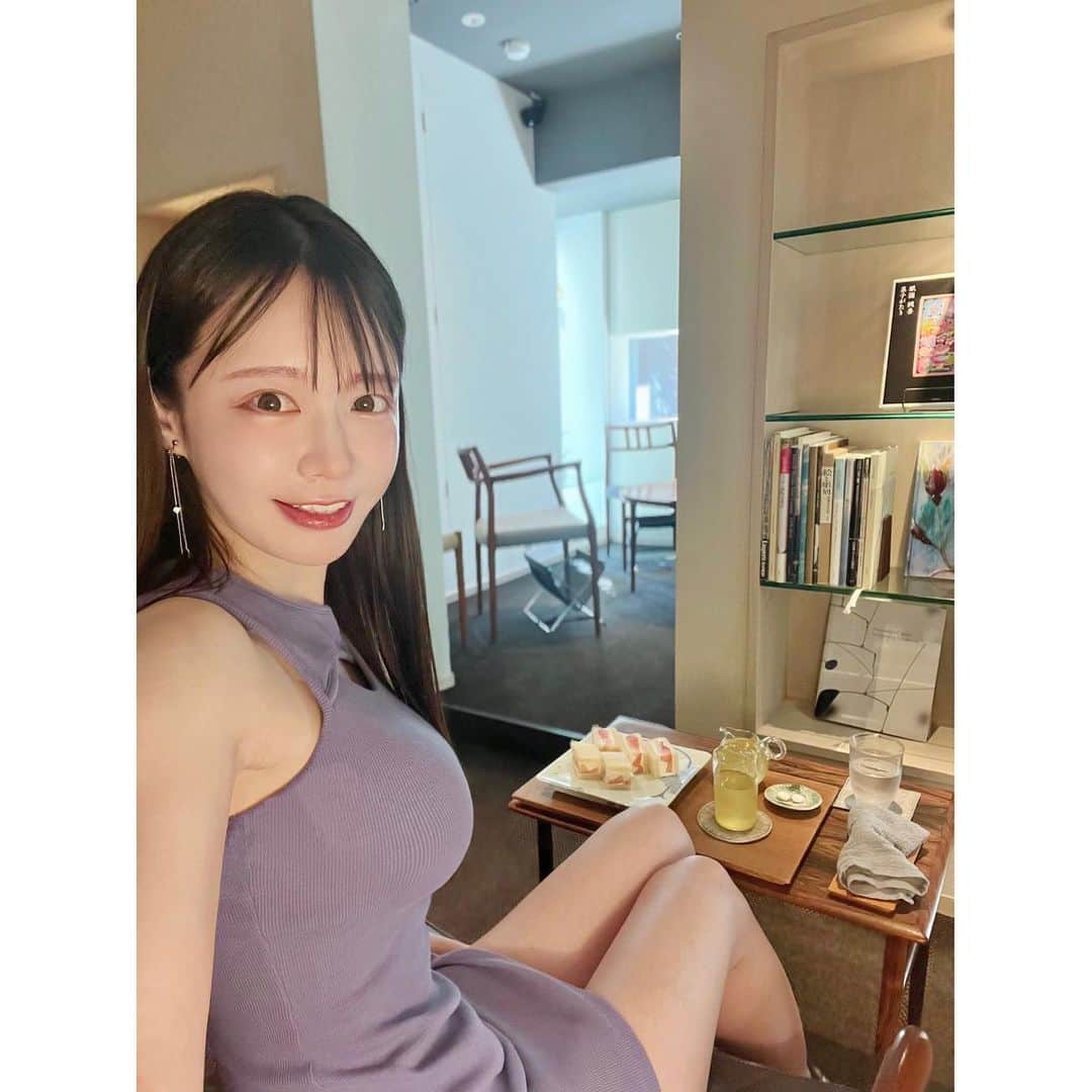 小泉みゆきさんのインスタグラム写真 - (小泉みゆきInstagram)「京都出張が発生したおかげで、もう一回こられた🥺桃、間に合うた！！！🍑  甘露も8月で終わるし、めっちゃ迷った〜 お腹いけたら両方食べたかった… イサムノグチ席にて。 頻繁に入れ替わる調度品やお花を見る ...