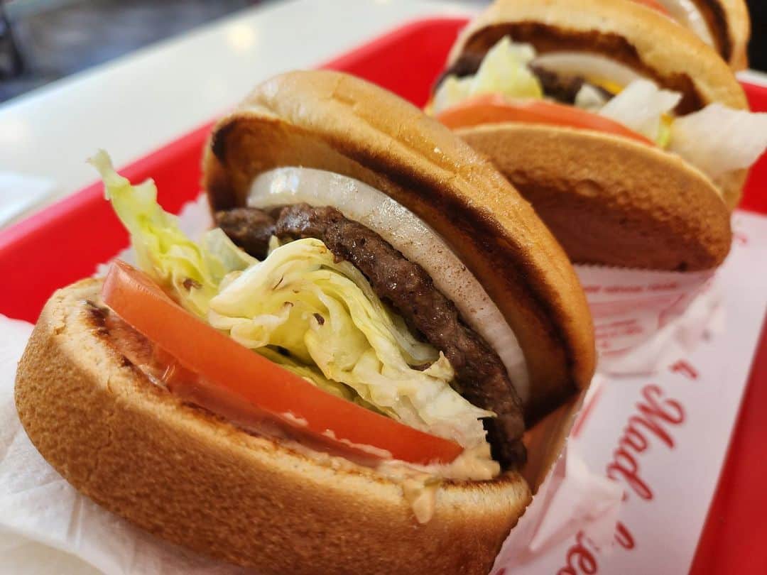 職人.comさんのインスタグラム写真 - (職人.comInstagram)「【ハンバーガー】  無性にハンバーガーが食べたくなるということはありませんか？ハンバーガーは大きな口を開けて、夢中でほおばるのが童心に帰るようで個人的に好きなのですが、今回のアメリカ滞在中はいろんなハンバーガーの食べ比べを楽しみました。アメリカの国民食であるハンバーガー。ファミリーで、仕事の昼休みに、ビールを片手に、年配のご夫婦で。多くの人々でどこのハンバーガーショップもにぎわっていて、その愛されっぷりは一目瞭然でした。  アメリカ発祥のハンバーガーチェーンは日本にも複数あるため、なんとなくアメリカ生まれの食べ物だと認識していましたが、実はそのルーツを辿ると13世紀ごろ、北アジアから東ヨーロッパにかけて活動した遊牧民タタールに行き着くそうです。彼らが筋張った馬肉を食べやすく工夫し、誕生したのが挽肉料理であるタルタルステーキ。これがヨーロッパへと伝わり、ドイツのハンブルクにて「ハンバーグ」となります。これが、ドイツ系移民たちによりアメリカへと伝えられます。このハンバーグをパンに挟んだ現在の形のハンバーガーの起源には諸説あるようですが、1904年にアメリカのセントルイスで開催されたセントルイス万国博覧会の会場内で今日の形のハンバーガーが販売されたという記録があるそうです。  アメリカ国内には複数のハンバーガーチェーンが存在し、冷凍食材を一切使わないというこだわりがあったり、トッピングを自分好みにカスタマイズできたり、裏メニューが存在していたり、各店の個性が光ります。パテをシングルにするか、ダブルにするか、玉ねぎはグリルにするか、生にするか、食べ方は無限大でつい考え込んでしまいます。そして、忘れてはいけないのがサイドメニューです。フライドポテトも店により形状から味もさまざま。ケチャップや塩などの追加調味料はセルフサービスでお好きなだけどうぞというスタイルがほとんどです。ドリンクやシェイクに力を入れている店もあります。一口にハンバーガーと言っても本場の人々のこだわりとバラエティーの豊かさに驚かされました。  ユーラシア大陸から海を渡ってアメリカで現在の形になったハンバーガー。それがまた、国境を超えて世界中に広がり、各地でその土地の人々に愛される形へと少しずつ姿を変えていく。食の奥深さや魅力を感じずにはいられない経験でした。  In-N-Out Burger https://www.in-n-out.com/ Shake Shack https://shakeshack.com/ Five Guys https://www.fiveguys.com/  参考資料 https://ja.wikipedia.org/wiki/%E3%83%8F%E3%83%B3%E3%83%90%E3%83%BC%E3%82%AC%E3%83%BC https://sandholic.net/2020/12/05/hamburger-history/  @shokunincom  #職人ドットコム #ハンバーガー #ハンバーガーの歴史 #アメリカのハンバーガー #インアンドアウト #インアンドアウトバーガー #インアンドアウトハンバーガー #アニマルスタイル #シェイクシャック #シェイクシャックバーガー #ファイブガイズ #ファイブガイズバーガー #ファイブガイズのシェイク #ハンバーガーチェーン #バーガーチェーン #西海岸のハンバーガー」8月28日 12時33分 - shokunincom
