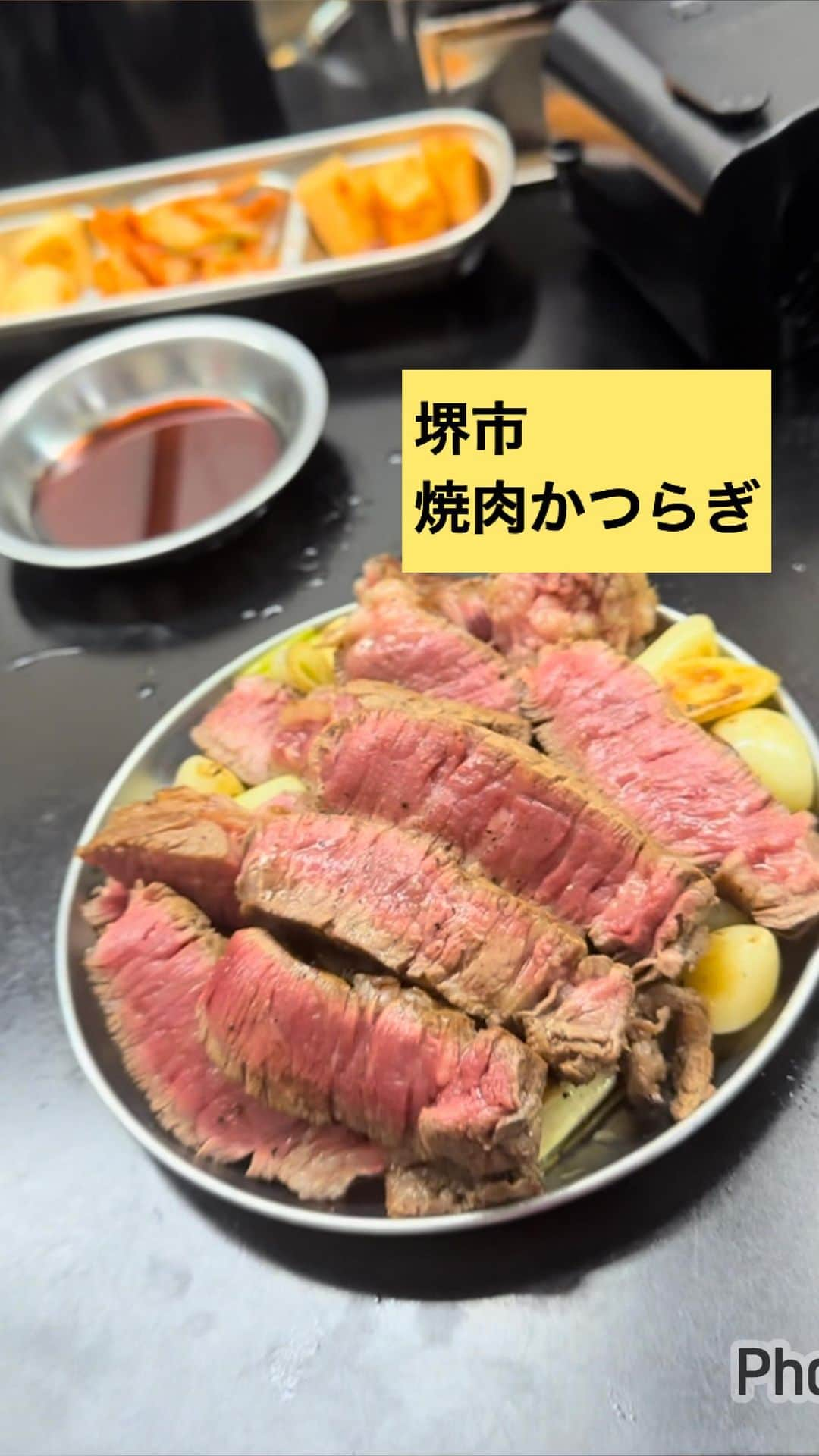 あだち理絵子のインスタグラム：「#堺市駅 #焼肉かつらぎ  @yakiniku_katsuragi_1959   @zukasama.maria さんに紹介してもらって 行けるように💖  #生センマイ　#ハラミ　が美味しかったな。  同席していただいた、 えぐいグルメ家の @kurea.tabelog  さんが焼いてくれたら 格別に美味かった！！  やっぱ焼き方で味変わるのね😆  そして #シャトーブリアン  イケメンマスターがファイヤーしてくれます。  オンザライスは　卵黄と、明太子はあった方が良きね。  #アラフィフ　的には 生野菜が欲しくなる濃厚さ。  野菜はキムチしかありませんからっ🤣  しかし、マスターのグルメっぷりにはびっくり✨ ほんで おおがさん、稲屋さんと同級生やって！  いや　楽しい#グルメ会　でした。  ありがとうございます😊  #煙が目にしみる   #予約困難店#焼肉#焼肉大阪#グルメ#美食会 #食スタグラム #食すたぐらむ」