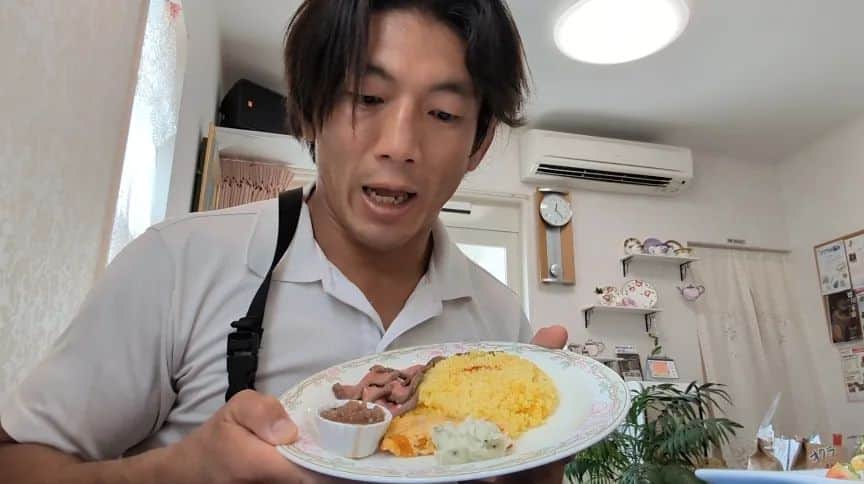 大和ヒロシさんのインスタグラム写真 - (大和ヒロシInstagram)「昼食は千葉県君津市久留里市場に在るTea Room Ellieにてローストビーフランチ。  写真1枚目は、料理を持って写ろうとしたらソースが垂れちゃってあ〜の写真。 #ティールームエリー #君津市」8月28日 12時35分 - yamatohiroshi