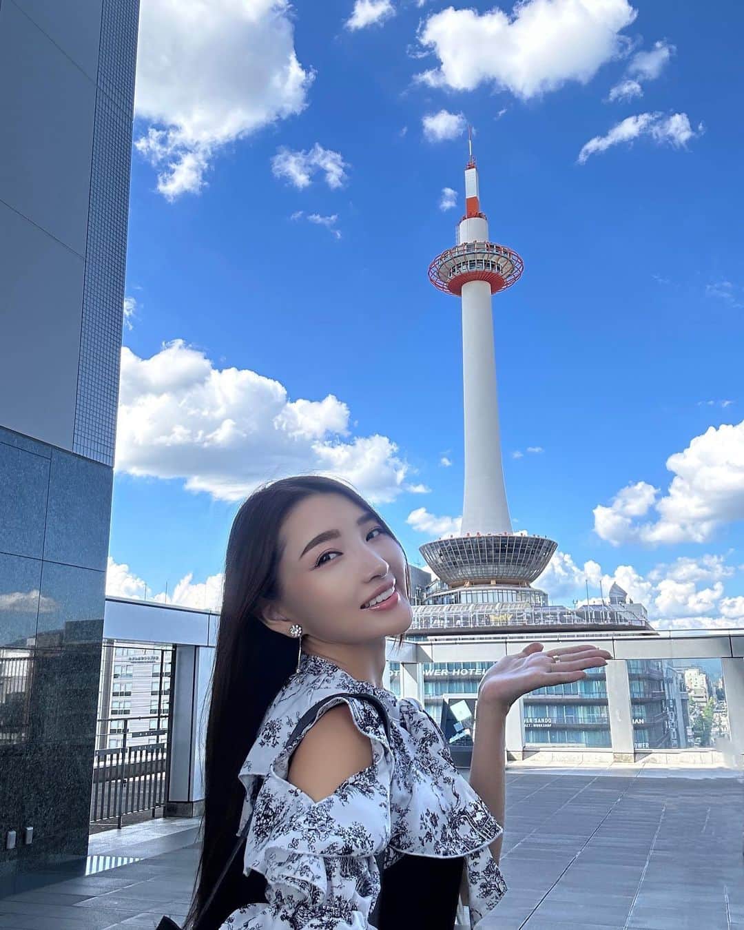マキろんのインスタグラム：「京都は都会なのに ゴミゴミしてなくて 一歩入れば情緒ある日本が堪能できるから好き❤️  人に例えると 見た目はチャラ男だけど 中身しっかりしてるみたいな 🤭✨(例は個人的な見解です)  全てにおいて バランスってほんと大事だよね✨  スクロールで動画みてね❗️ 動画1枚目は  🎥✨お天気がいい日の京都タワー  動画2枚目は 🎥✨京都までの道のり  いい雰囲気だから 皆様にシェアしまーす♪  #京都　#京都タワー  #kyoto #kyototower  #山内智恵　#アラフィフライフ  #良いことはみんなでシェア」