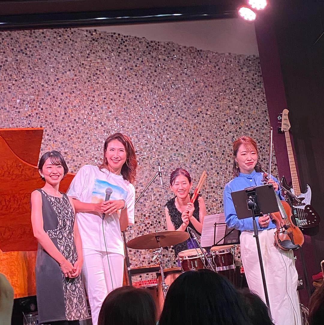 勝恵子のインスタグラム：「元宝塚、春風弥里さんの At home liveに行ってきました！  弥里さんには、笹尾敬子さんの勉強会で出会い、(増田美加さんともそこが出会いだった) フロアバレエレッスンに時々参加するようになり、 頭から足先までなんて美しい人といつも感動していましたが、コロナ禍を経て、満を持しての単独ライブ😍 立ち姿、ダンス、ポージング、そして歌✨✨全てがカッコ良くて惚れ直しました。 たっぷりのたっぷりの愛の歌を浴びて、HRTでしか出ていない女性ホルモンが増えた気がする！ライブって素晴らしい✨😊 対馬ルリ子先生や、牛尾奈緒美さんにも再会できて嬉しかった💓  弥里さん、おめでとうございました。そしてエネルギーをくださって感謝です✨✨これからもライブお願いします✨✨  @misato_harukaze  #春風弥里live  #トークも面白すぎ #msbeauty」