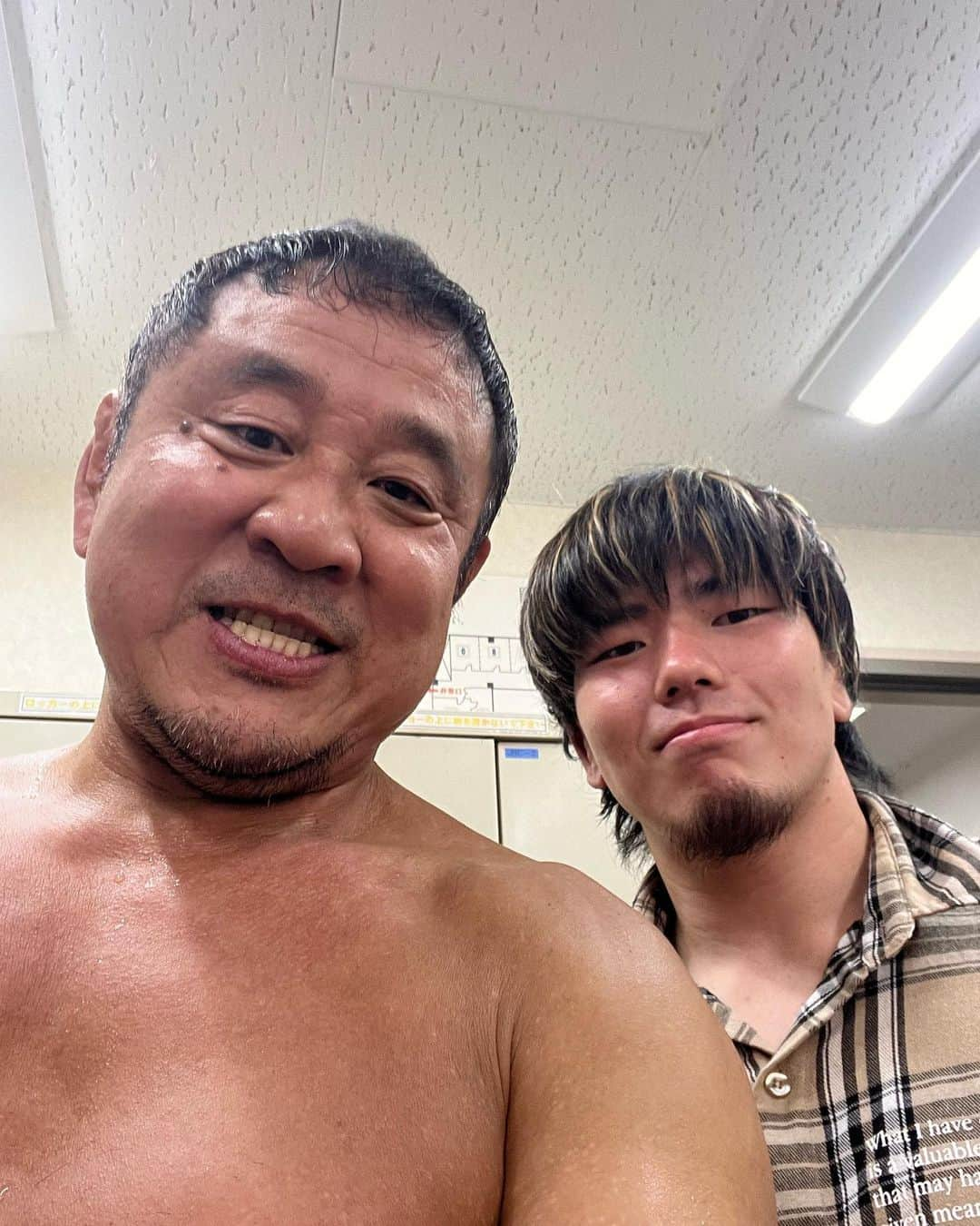 永田裕志さんのインスタグラム写真 - (永田裕志Instagram)「この1年2ヶ月全日本プロレスのリングを主戦場として戦ってきましたが、昨日をもって一区切りとさせて頂くことになりました。  新日本プロレスでは戦えない大きくて強い選手達と戦うことで自分自身の中で眠っていたものががどんどん研ぎ澄まされて、完全復活した感じがします。  中でも三冠王者になれたことが自分にとっては物凄く大きかったです。  あのようなチャンスを与えてくれた全日本プロレスさんには心より感謝申し上げます。  これからの全日本プロレスを支える新時代の本田、安齋、男児、井上選手との写真を掲載されて頂きます。  #ajpw #新時代   #永田裕志  #njpw」8月28日 12時44分 - yuji_nagata