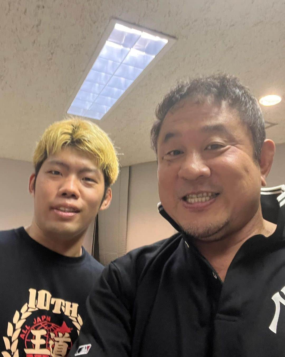 永田裕志さんのインスタグラム写真 - (永田裕志Instagram)「この1年2ヶ月全日本プロレスのリングを主戦場として戦ってきましたが、昨日をもって一区切りとさせて頂くことになりました。  新日本プロレスでは戦えない大きくて強い選手達と戦うことで自分自身の中で眠っていたものががどんどん研ぎ澄まされて、完全復活した感じがします。  中でも三冠王者になれたことが自分にとっては物凄く大きかったです。  あのようなチャンスを与えてくれた全日本プロレスさんには心より感謝申し上げます。  これからの全日本プロレスを支える新時代の本田、安齋、男児、井上選手との写真を掲載されて頂きます。  #ajpw #新時代   #永田裕志  #njpw」8月28日 12時44分 - yuji_nagata