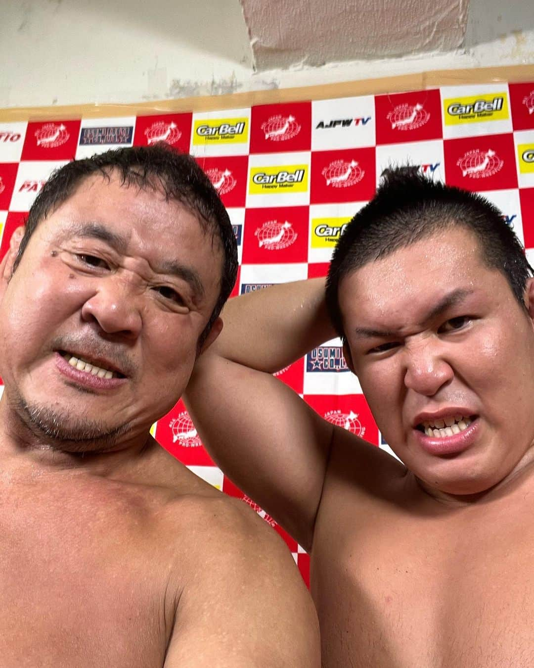 永田裕志さんのインスタグラム写真 - (永田裕志Instagram)「この1年2ヶ月全日本プロレスのリングを主戦場として戦ってきましたが、昨日をもって一区切りとさせて頂くことになりました。  新日本プロレスでは戦えない大きくて強い選手達と戦うことで自分自身の中で眠っていたものががどんどん研ぎ澄まされて、完全復活した感じがします。  中でも三冠王者になれたことが自分にとっては物凄く大きかったです。  あのようなチャンスを与えてくれた全日本プロレスさんには心より感謝申し上げます。  これからの全日本プロレスを支える新時代の本田、安齋、男児、井上選手との写真を掲載されて頂きます。  #ajpw #新時代   #永田裕志  #njpw」8月28日 12時44分 - yuji_nagata