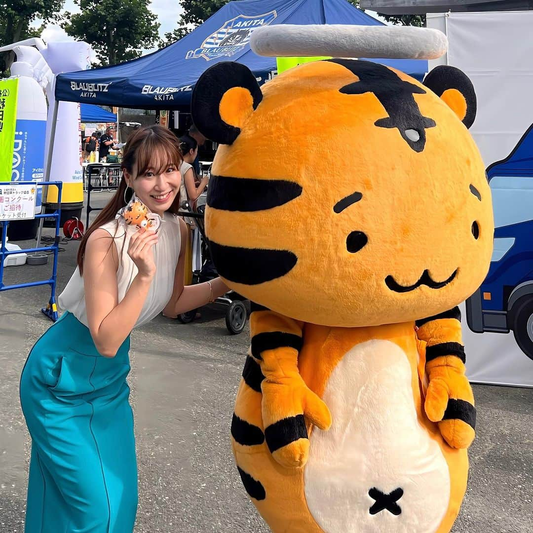 真坂はづきさんのインスタグラム写真 - (真坂はづきInstagram)「秋田県トラック協会のマスコットキャラクター「とらっくん」との写真🐯 顔を背けられた１枚目が切なくてお気に入りです☺️すぐにこっちを向いてくれたのも可愛いぃ…  エフエム秋田 毎週月曜７時５０分からは秋田県トラック協会presents「ぐっとらっくん」放送しています🐯🚚  #ラジオ　#秋田　#ブラウブリッツ秋田 #清水エスパルス #司会 #とらっくん」8月28日 12時45分 - masakahazuki