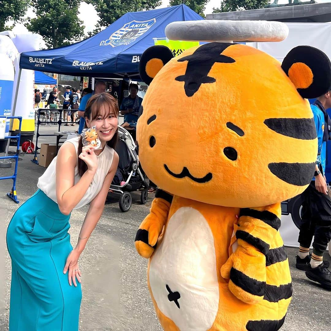 真坂はづきさんのインスタグラム写真 - (真坂はづきInstagram)「秋田県トラック協会のマスコットキャラクター「とらっくん」との写真🐯 顔を背けられた１枚目が切なくてお気に入りです☺️すぐにこっちを向いてくれたのも可愛いぃ…  エフエム秋田 毎週月曜７時５０分からは秋田県トラック協会presents「ぐっとらっくん」放送しています🐯🚚  #ラジオ　#秋田　#ブラウブリッツ秋田 #清水エスパルス #司会 #とらっくん」8月28日 12時45分 - masakahazuki