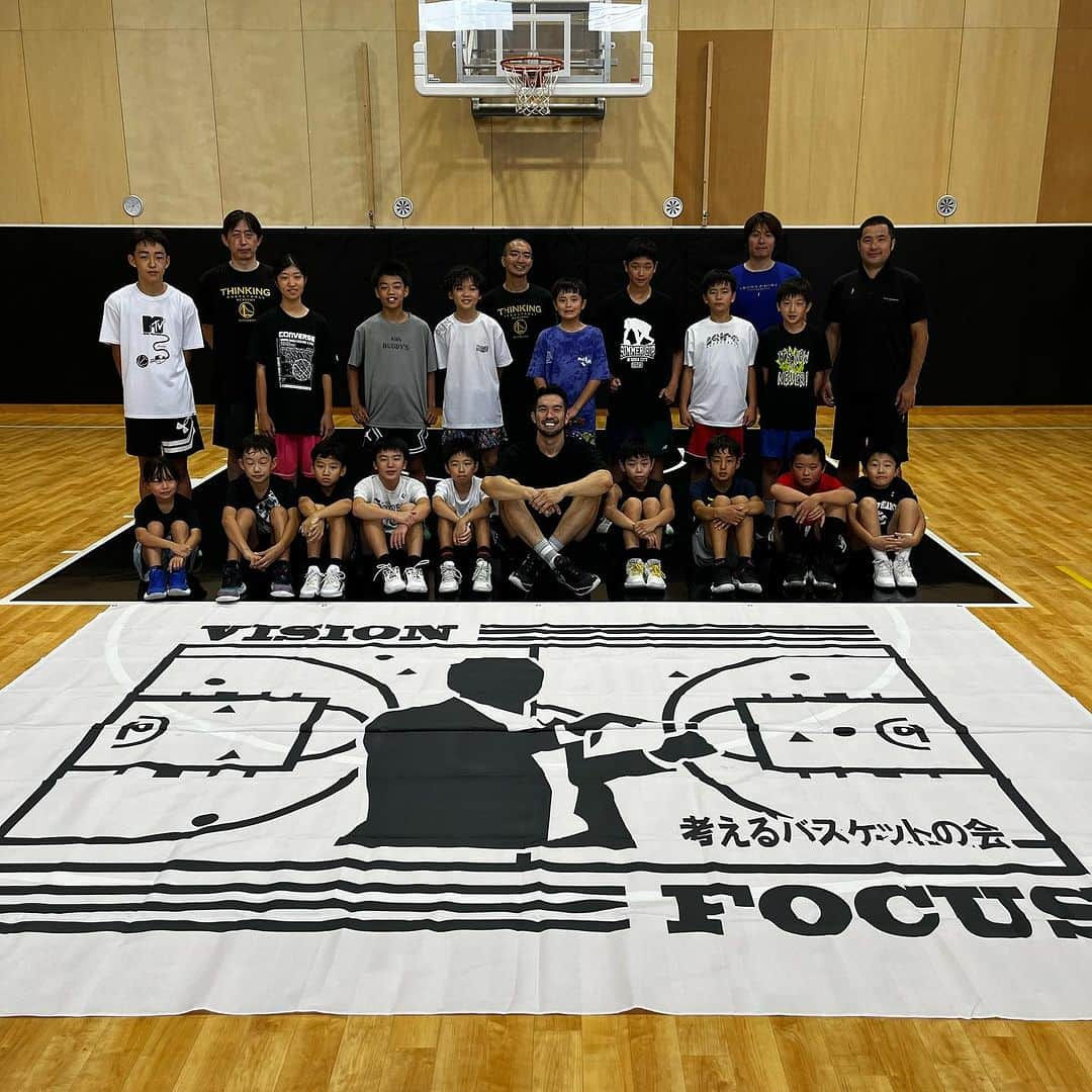 大宮宏正のインスタグラム：「8月27日に 考えるバスケットの会x Omi’s basketball school 宇都宮校  元気と笑顔のエネルギッシュな選手たちと、素晴らしいスタートを切ることができました。  今後このスクールは9月7日木曜日スタートします🫶 ●毎週木曜日　19時〜21時 対象　小学生男女 宇都宮市住吉町90 バスケットコート 駐車場有（LINE登録にて詳細） 参加費１回3000円（兄弟割あり2人-5000円） ※月謝制も導入予定です。 少々お待ち下さい。  ●コーチ紹介 宇都宮校代表 : 大宮　宏正  《経歴》 作新学院高等部 専修大学（インカレ優勝.関東トーナメント優勝） 2003年ユニバーシアード選出 2004年日本代表選出 渡米🇺🇸 2007年三菱電機メルコドルフィンズ（現B.LEAGE名古屋D） 2008年リンク栃木BREX（現B.LEAGE宇都宮B） 2011年アイシンシーホース（シーホース三河） 2013年熊本ヴォルターズ 2014年琉球ゴールデンキングス 2017年名古屋ドルフィンズ// 3x3BEEFMAN.EXE  2018年千葉ジェッツふなばし 2022年三遠ネオフェニックス  ✅Instagramの投稿ですとクリックできませんので 宇都宮校の専用アカウントは僕のプロフィール欄をチェックしてください。  ✅大宮宏正のプロフィール☞LINE公式アカウント宇都宮校をクリック☞ご登録ください  #大宮宏正  #中川直之  #考えるバスケットの会  #omisbasketballschool #宇都宮校 #宇都宮 #basketball #dunk  #ミニバス #ミニバス女子  #ミニバス男子  #バスケットボール #バスケスクール  #バスケットボールスクール  #ダンク #男子バスケ  #女子バスケ」