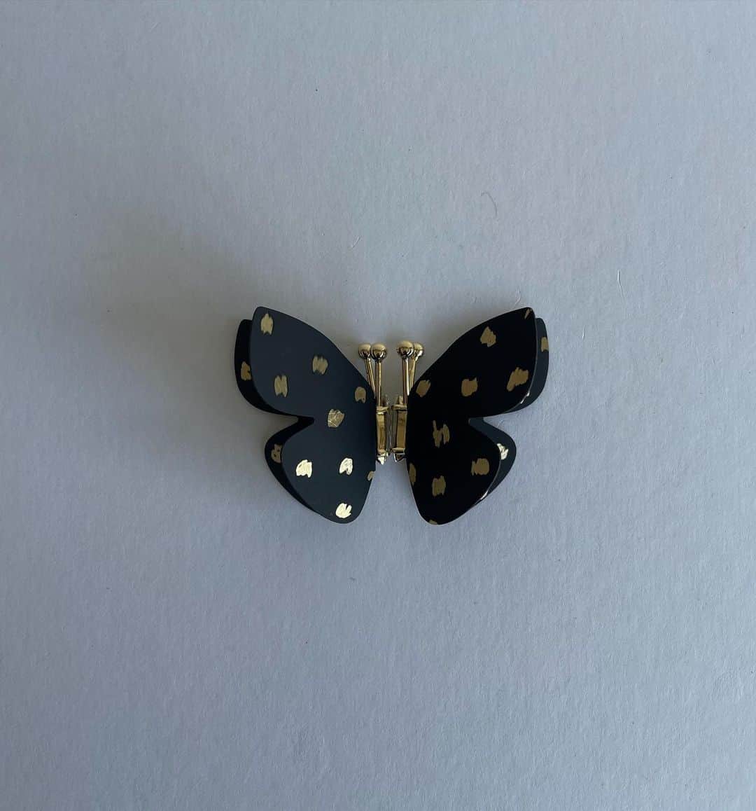 MICA   rippmonsterのインスタグラム：「children   black butterfly   沢山の素敵な方のもとへと旅立ったこの子。 みんな元気にしてるかな？  オンラインでも完売しておりましたこの子 本日ほんの少しだけ  再販致します。  ほんの少しだけ…🤏 パーツを大切に取っておりましたが😌🦋  今日とゆうこの日に… 大切に命を吹き込みます。  2023.8.28  愛を込めて mica」