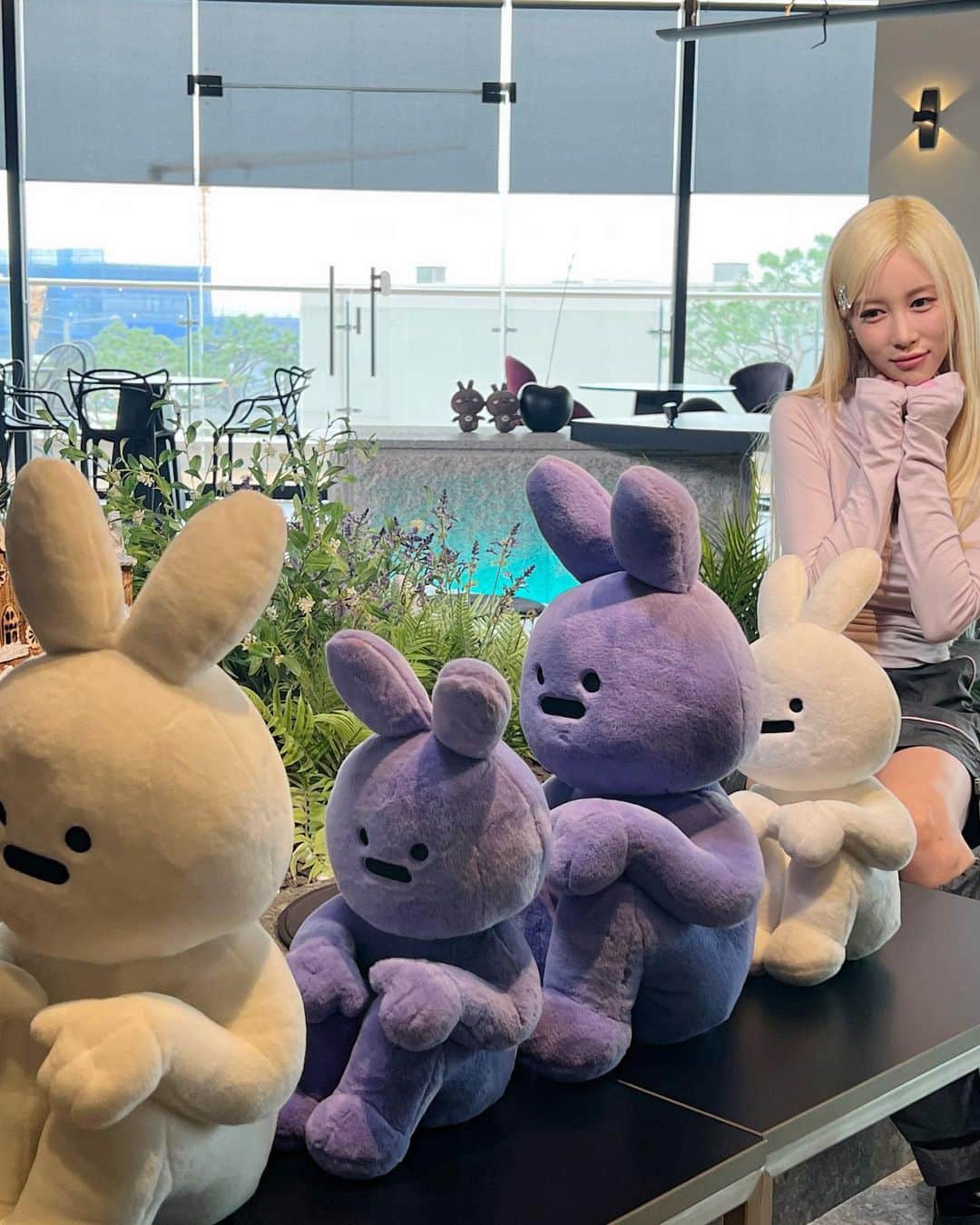 ダヨンのインスタグラム：「먹술단!🐰💗」