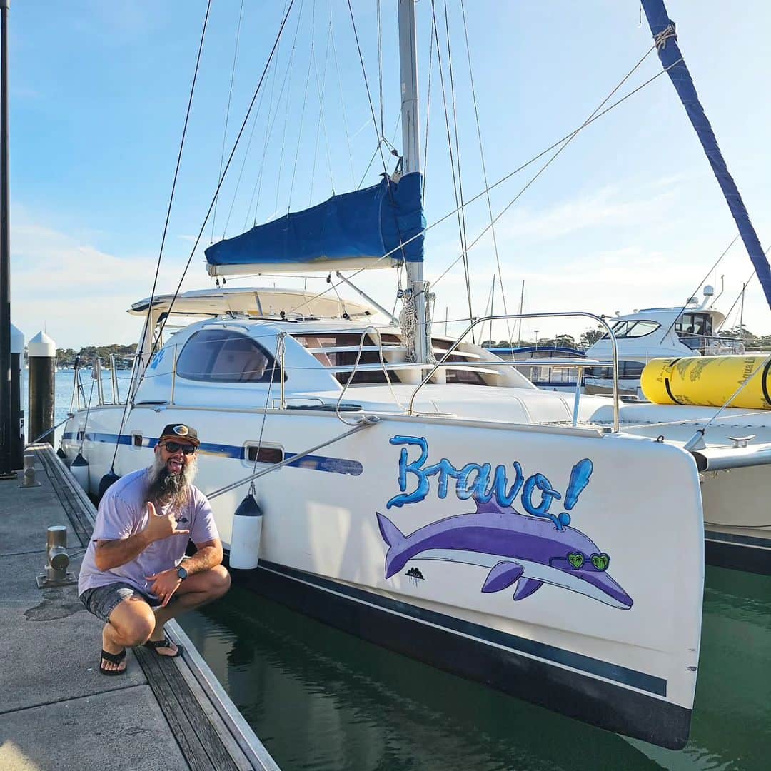MULGAのインスタグラム：「Bravo for some dolphin boat graphics 🤙🐬🤙  This dolphin represents my mum and the one on the other side is my dad, I'll have to get a photo of it another time.  Tag ya homie that needs some Mulga on their boat 😎🎨🚤🛥️⛵  #mulgatheartist #boatgraphics #boatart #dolphinart」
