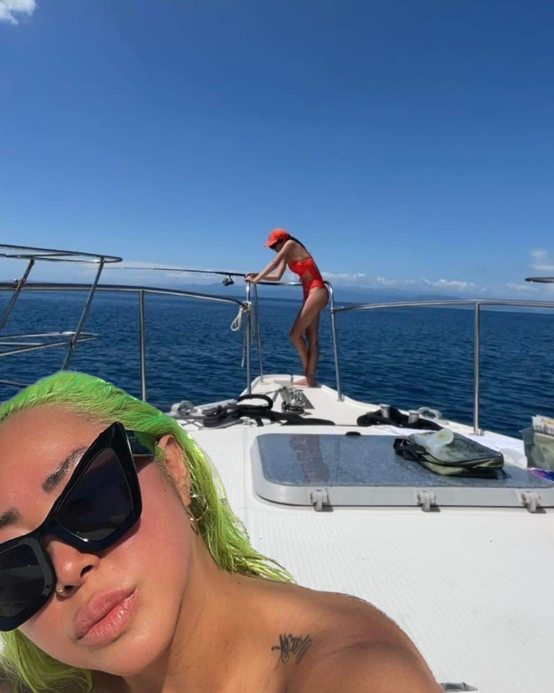 ルナのインスタグラム：「今年も行けた🛥️ @ayastella_ の地元 ギリギリ夏を満喫出来ました🐬 前日に決まり弾丸「沼津マリーナ」 気持ちFull charge🔋 お世話になったマリーナ皆様に感謝です！ ありがとうございました🙏」