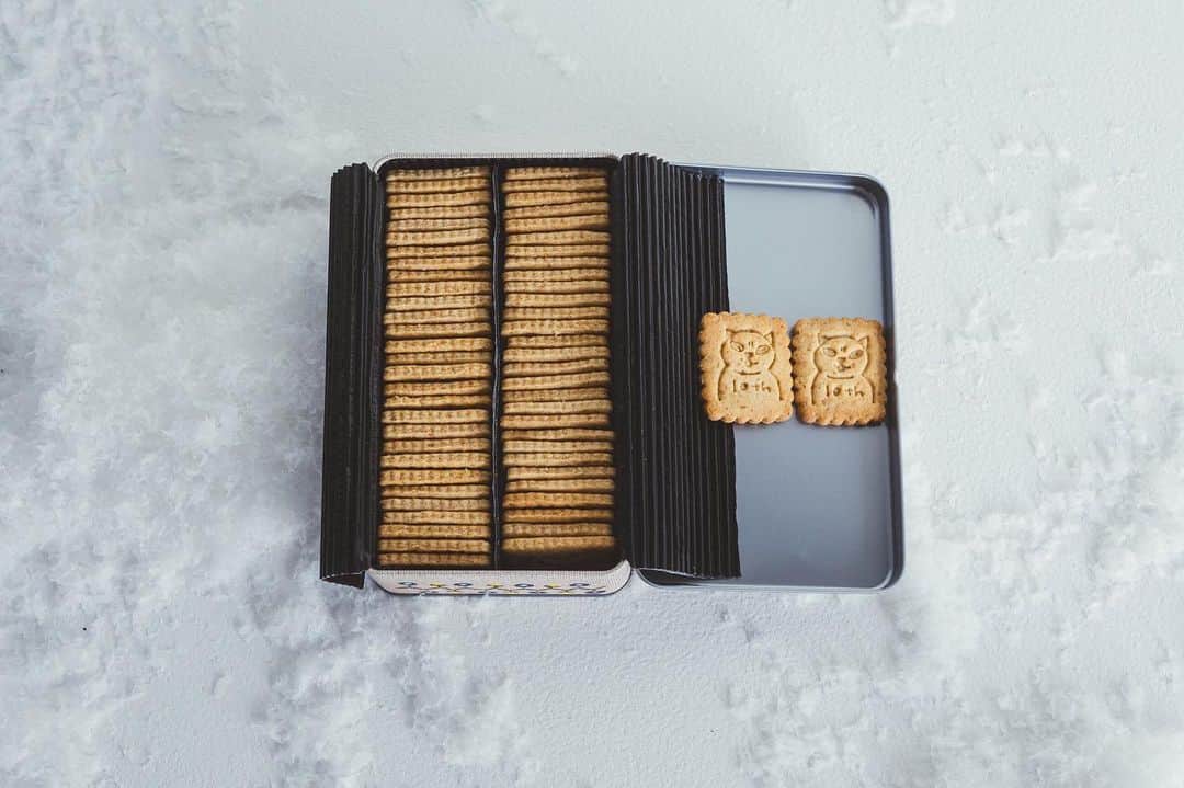 なかしましほ（foodmood）さんのインスタグラム写真 - (なかしましほ（foodmood）Instagram)「Miknits 10th クッキー缶、明日11時からほぼ日さんで販売スタートです。佐渡バターなど厳選した材料で作る今回のクッキーは一般的なクッキー缶の約2倍量のたっぷりサイズ。 ぎっしり詰めてお届けします。」8月28日 12時56分 - foodmoodshop