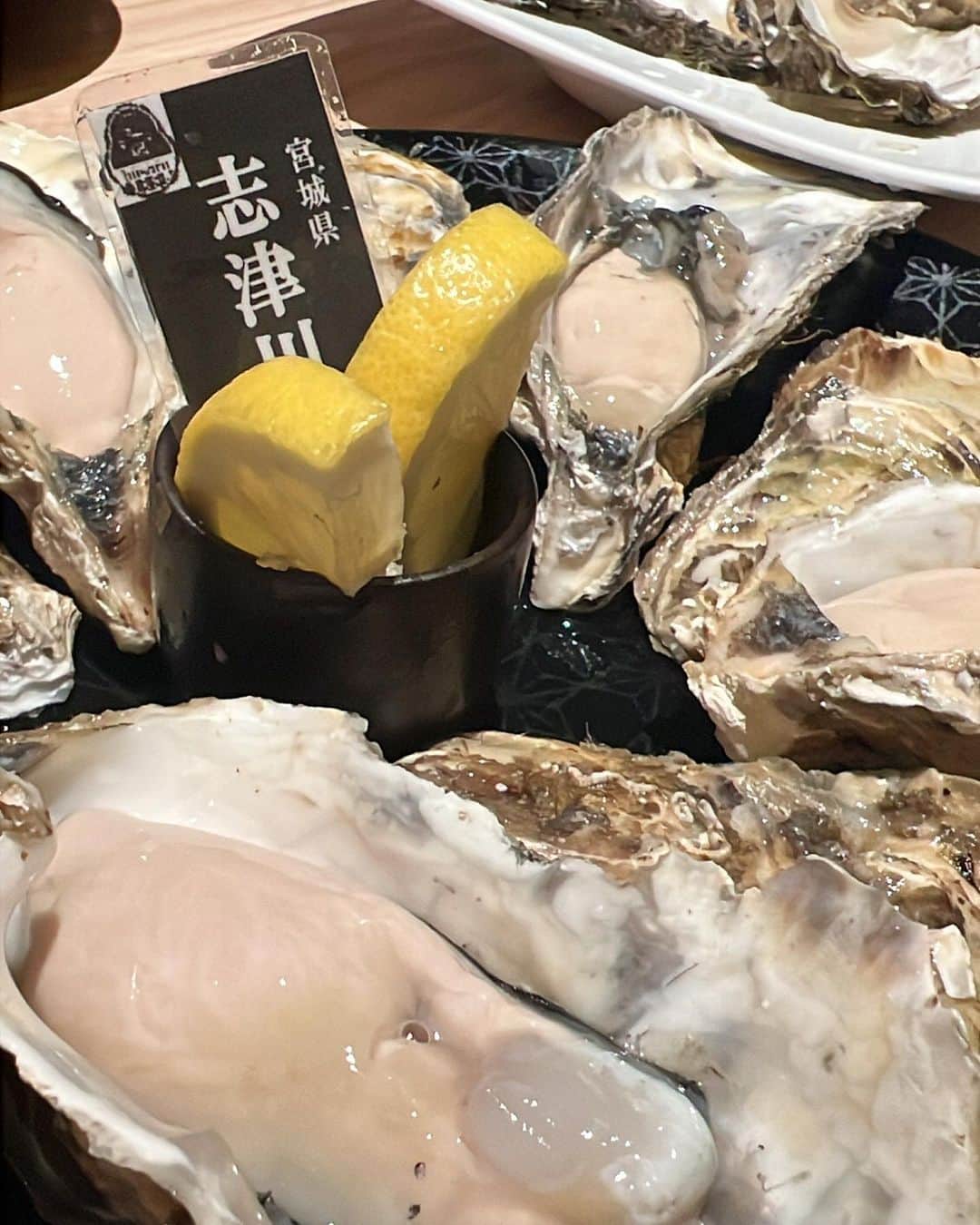 並川花連さんのインスタグラム写真 - (並川花連Instagram)「📍 @kakibasara.tachikawa   牡蠣🦪食べたい〜なこの頃の欲を満たしに 牡蠣basaraへ🦪🍶🫶🏻  生牡蠣、蒸し牡蠣の 食べ放題で 前菜もサラダも牡蠣フライもあって シメの牡蠣ご飯🦪も美味しかった♡  牡蠣好きは行くべき🦪🫶🏻 旬の牡蠣食べ放題コース120分で 5300円はコスパ良すぎてびっくり。👀  日本酒がよく合いました🍶😊🫶🏻 生牡蠣、レモンもポン酢も美味しかったけど、 だいちゃんに教えてもらった タバスコレモン最高に美味しかった🦪❤️‍🔥 後オリーブオイルも！ 色々楽しめるのも最高でした💕  #立川牡蠣basara #PR」8月28日 12時57分 - kareurn