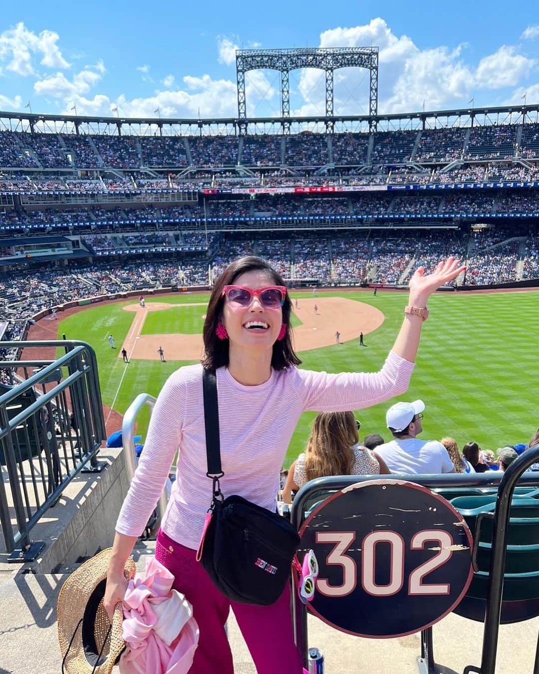 神田愛花さんのインスタグラム写真 - (神田愛花Instagram)「日に焼けた☀️ でもようやくCiti Fieldに行かれた⚾️ メジャーリーグのボールパークってそれぞれ個性があって好きなんです🩷 これで11ヶ所目だっけかな🤔 よぉし、だんだん増えて来たぞー✊🏻 生きているうちに全てボールパークに行くのも、夢の１つです🇺🇸⚾️  #NYC #ニューヨーク #pink #ピンク #CitiField #Mets #神田愛花」8月28日 13時00分 - aikakanda