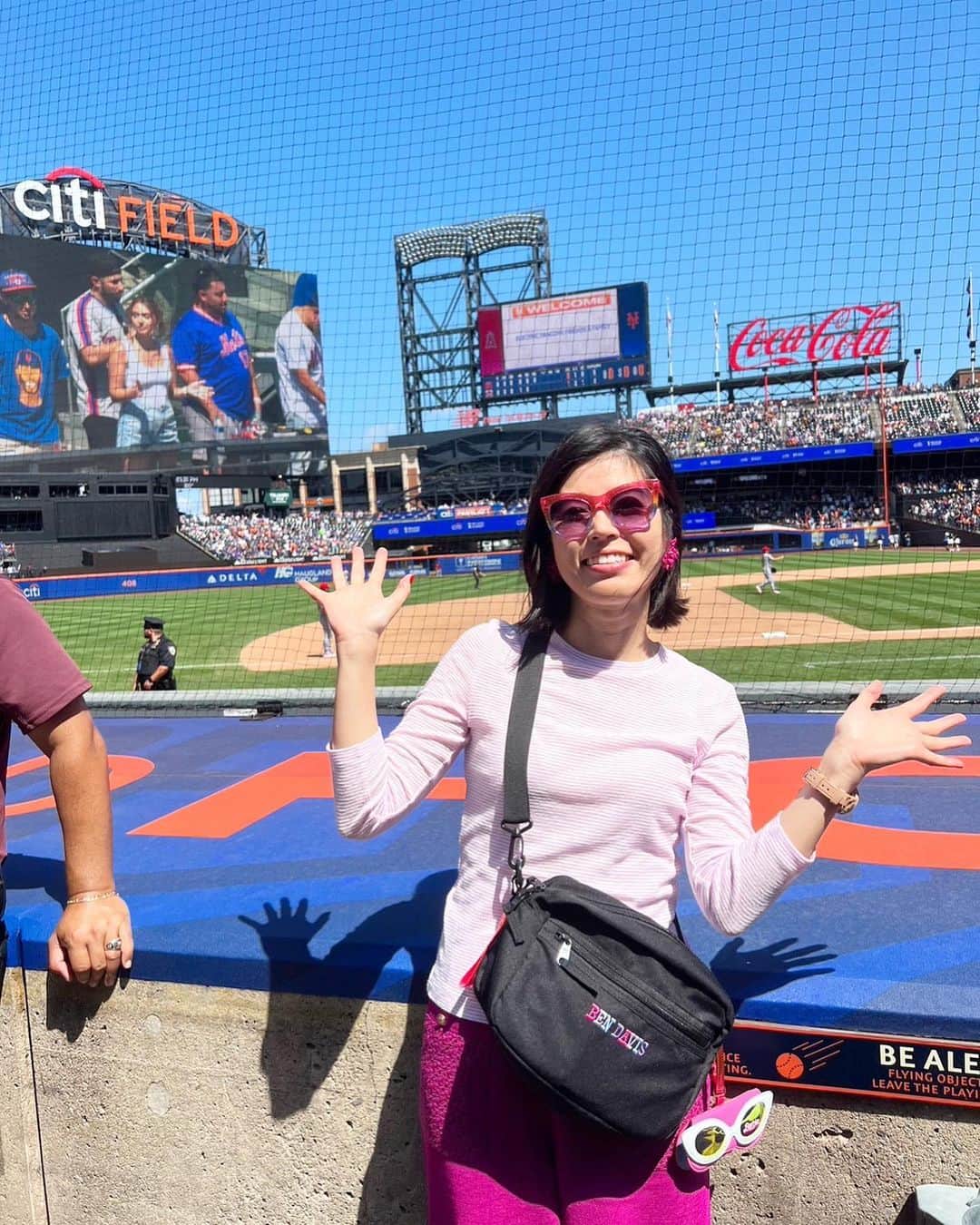神田愛花さんのインスタグラム写真 - (神田愛花Instagram)「日に焼けた☀️ でもようやくCiti Fieldに行かれた⚾️ メジャーリーグのボールパークってそれぞれ個性があって好きなんです🩷 これで11ヶ所目だっけかな🤔 よぉし、だんだん増えて来たぞー✊🏻 生きているうちに全てボールパークに行くのも、夢の１つです🇺🇸⚾️  #NYC #ニューヨーク #pink #ピンク #CitiField #Mets #神田愛花」8月28日 13時00分 - aikakanda