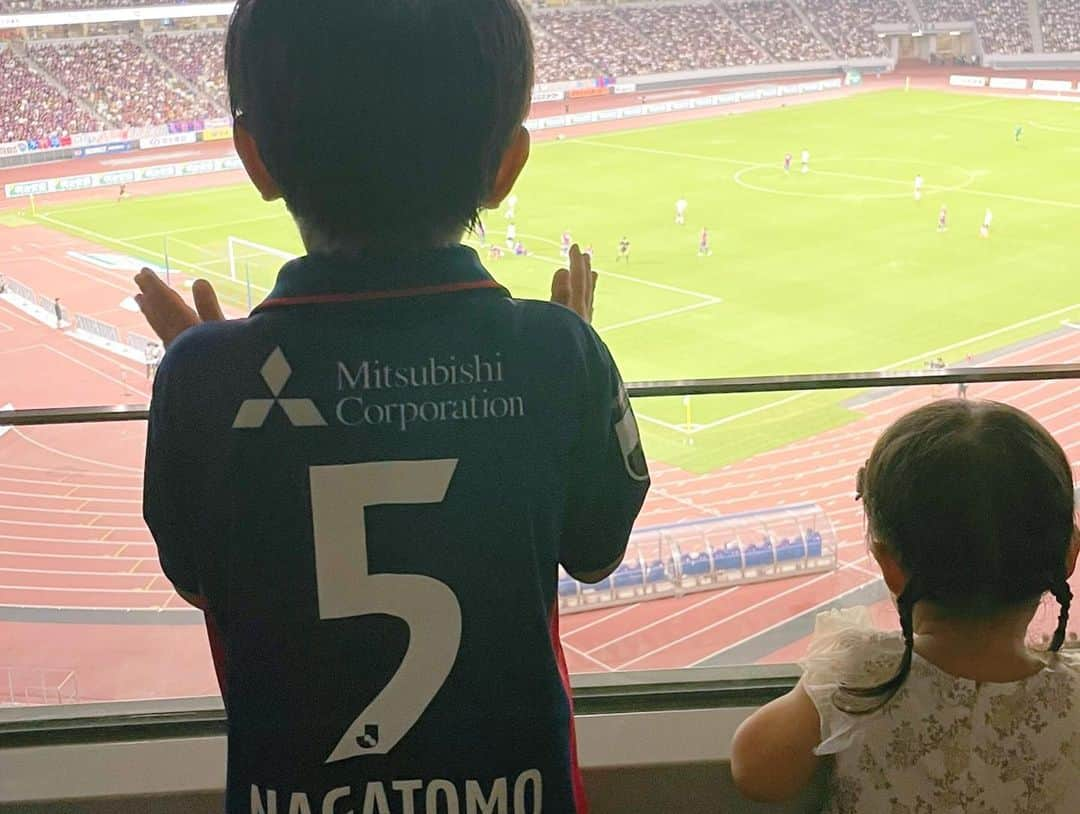 平愛梨さんのインスタグラム写真 - (平愛梨Instagram)「みんなで応援❤️⚽️💙  4人目の妊娠が分かってからしばらく行けてなかった観戦。  5月に無事出産して8月26日のこの日の観戦を楽しみにカオスな日々を過ごしてきた✨  私の大好きな人たちと一緒に応援❣️  ずーっと「天野会メンバー」みんな揃って応援してみたかった✨  初めてみんな揃えてお互いがお互いのために色んなものを持ち寄って楽しい夏を感じた☀️  熱い試合に熱い観戦‼️  人の心を動かしてくれる熱い凄い試合⚽️  見に行かせて頂けて本当に嬉しかった🥹涙)  天野会メンバー、ご一緒してくださった皆様、本当にありがとうございました🥹 #FC東京#国立競技場#サッカー観戦#景色最高だった#天野会#みんな揃えた#嬉しかった#子供達も釘付け#ご一緒してくださった方ありがとうございました」8月28日 13時10分 - harikiri_tairi