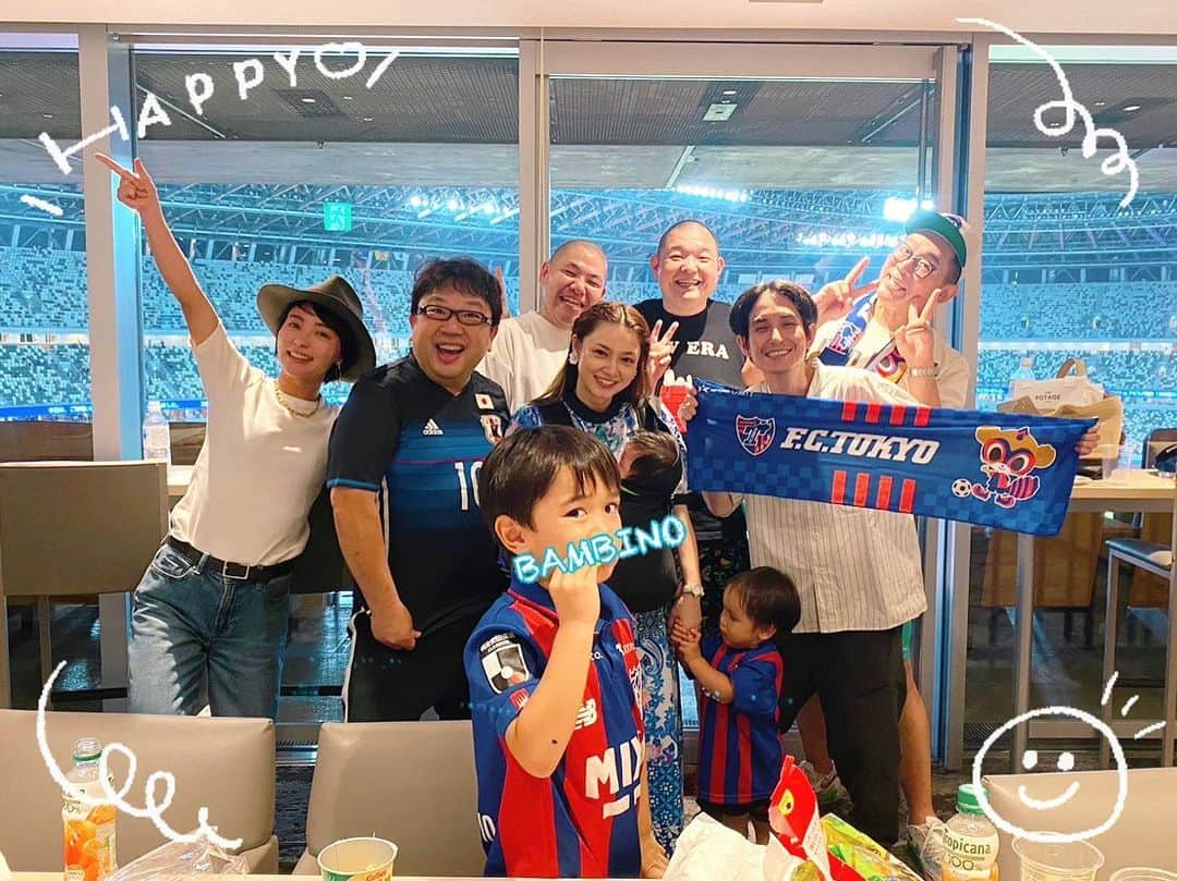 平愛梨さんのインスタグラム写真 - (平愛梨Instagram)「みんなで応援❤️⚽️💙  4人目の妊娠が分かってからしばらく行けてなかった観戦。  5月に無事出産して8月26日のこの日の観戦を楽しみにカオスな日々を過ごしてきた✨  私の大好きな人たちと一緒に応援❣️  ずーっと「天野会メンバー」みんな揃って応援してみたかった✨  初めてみんな揃えてお互いがお互いのために色んなものを持ち寄って楽しい夏を感じた☀️  熱い試合に熱い観戦‼️  人の心を動かしてくれる熱い凄い試合⚽️  見に行かせて頂けて本当に嬉しかった🥹涙)  天野会メンバー、ご一緒してくださった皆様、本当にありがとうございました🥹 #FC東京#国立競技場#サッカー観戦#景色最高だった#天野会#みんな揃えた#嬉しかった#子供達も釘付け#ご一緒してくださった方ありがとうございました」8月28日 13時10分 - harikiri_tairi