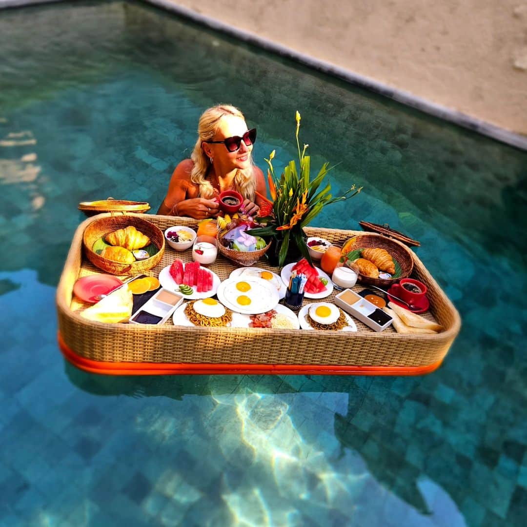 ユスティナ・シュエンテのインスタグラム：「Good morning 👋🫶  floating breakfast 💞  #foodlover」