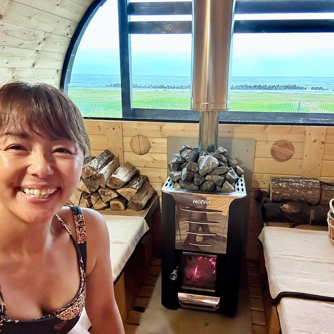 田中律子さんのインスタグラム写真 - (田中律子Instagram)「8月の北海道の思い出📷  北海道小樽にて、夏休みを満喫🤩 もっと涼しいと思ったら飛行機降りたらムワッと湿気を帯びて暑い🥵今年はホントにどこも異常に暑いです💦  小樽について、朝里川温泉の宏楽園さんへ♨️焚き火🔥が出来るお庭スペースで、スパークリングで乾杯🥂夜はレンガ横丁でまた乾杯🍺  翌日は余市まで足を運んでサウナ三昧♨️ステイしたところもとっても素敵なところだったので、またアップしますね⤴️📷　ZABOCON @zaboconyoichi   北海道は、行きたいところがたくさん🤩今回は、小樽を中心に余市に行ったり色々と動きました🚗  小樽は運河があったり、とっても素敵な街なので、また行きたいなー✨日帰りじゃなく、泊まってのんびり、小樽周辺を散策するのがオススメです👌  渡邉さん、マミさん、たくさん遊んでいただいてありがとー🥂 次は冬の小樽も⛄️⛷️キロロリゾート行きたーーい❄️ @kirororesort   #夏休みの思い出 #北海道 #小樽  #小樽観光  #小樽マリーナ  #sauna  #余市グルメ  #楽しかった  #時差投稿  #ありがとう」8月28日 13時06分 - ri2kotanaka