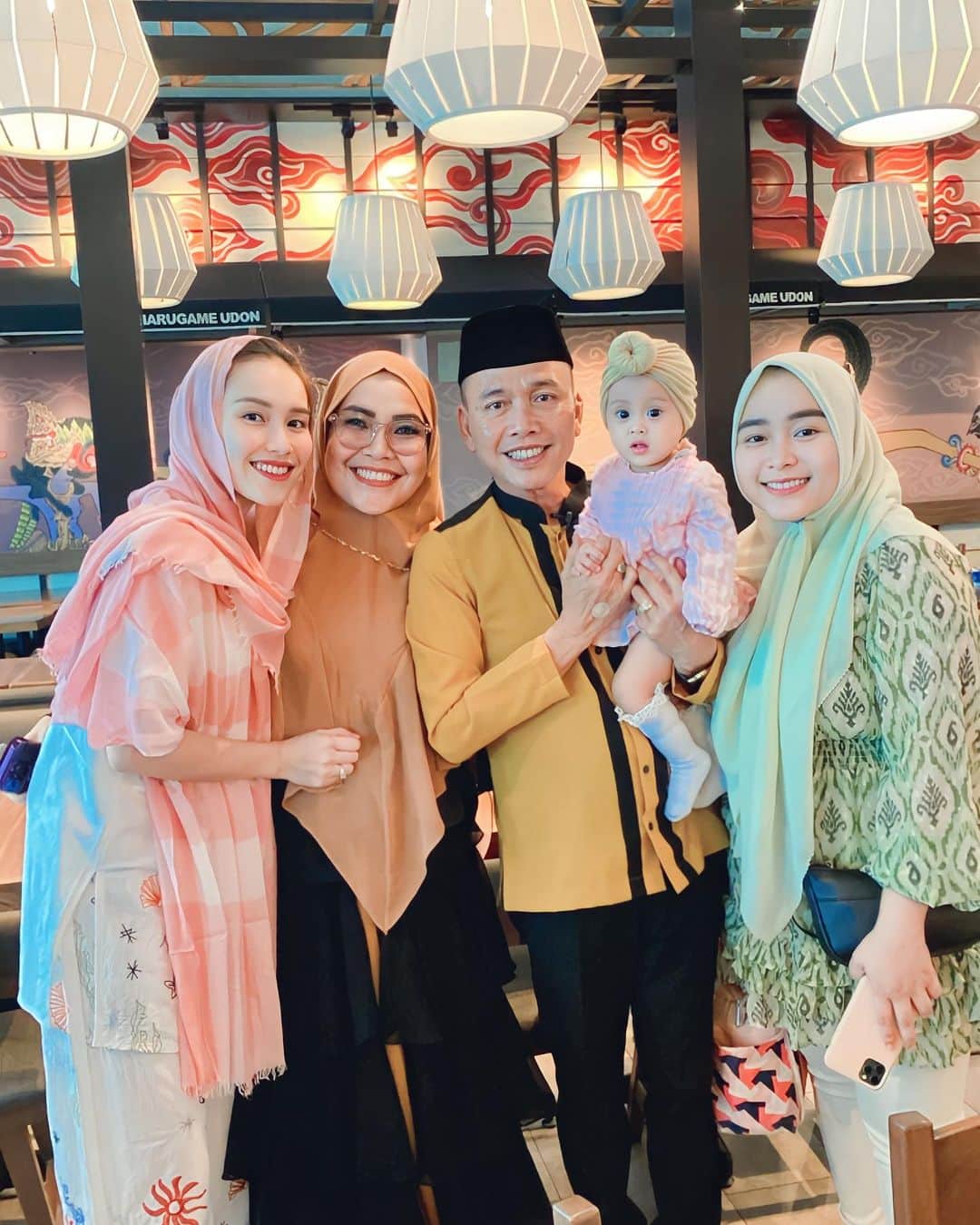 アユ・ティンティンのインスタグラム：「Hari ini ayah ibu akan melaksanakan ibadah umroh, mohon doanya semua 😇bismillah lancar ibadah umrohnya ya ayah, ibu, a adi n tante icha 🙏🏻😇, sehat semua, mabrur insa allah semua y n semua doa dijabah sm Allah amin ya Allah ya Rab ❤️😍 doain y semua 🕋🙏🏻」