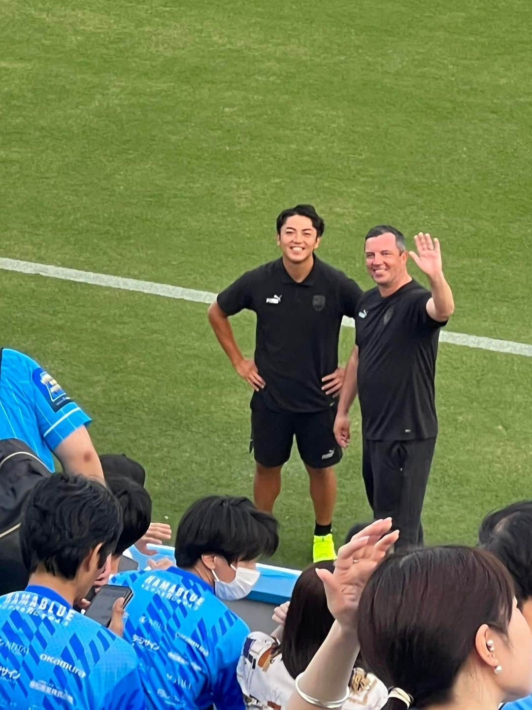 岩崎宏美さんのインスタグラム写真 - (岩崎宏美Instagram)「初めてのサッカー観戦⚽️ こんなに気持ちのいい試合があっていいのだろうか❗️と思うほど、 当たり前だけれど、選手もサポーターも、実にプロフェッショナル。私にとっての親衛隊そのものみたいで。 いやぁー凄かった‼️ お隣にいた、見知らぬ少年もコメントがプロっぽいし、観て聴いて全てが勉強になりました。 息子が仕事している姿も見られたし、彼の社属する横浜FC、今夜は4ー1で勝利いたしました。  そしてなんと帰りに、中村俊輔さんと写真を撮っていただき上機嫌な母なのでした。 お世話になってる皆様、本当にありがとうございます。 母、宏美 #横浜FC #横浜Fマリノス #中村俊輔 #岩崎宏美 #長男 #次男」8月28日 13時14分 - hiromiiwasaki_official