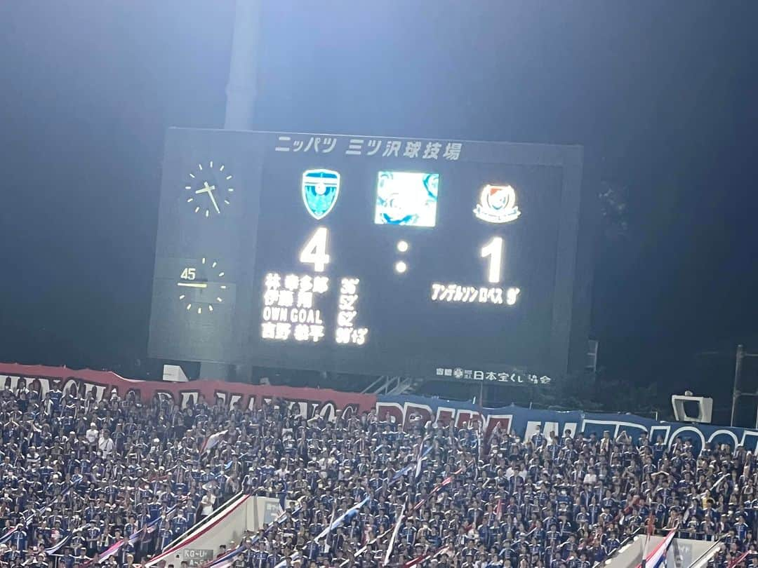 岩崎宏美さんのインスタグラム写真 - (岩崎宏美Instagram)「初めてのサッカー観戦⚽️ こんなに気持ちのいい試合があっていいのだろうか❗️と思うほど、 当たり前だけれど、選手もサポーターも、実にプロフェッショナル。私にとっての親衛隊そのものみたいで。 いやぁー凄かった‼️ お隣にいた、見知らぬ少年もコメントがプロっぽいし、観て聴いて全てが勉強になりました。 息子が仕事している姿も見られたし、彼の社属する横浜FC、今夜は4ー1で勝利いたしました。  そしてなんと帰りに、中村俊輔さんと写真を撮っていただき上機嫌な母なのでした。 お世話になってる皆様、本当にありがとうございます。 母、宏美 #横浜FC #横浜Fマリノス #中村俊輔 #岩崎宏美 #長男 #次男」8月28日 13時14分 - hiromiiwasaki_official