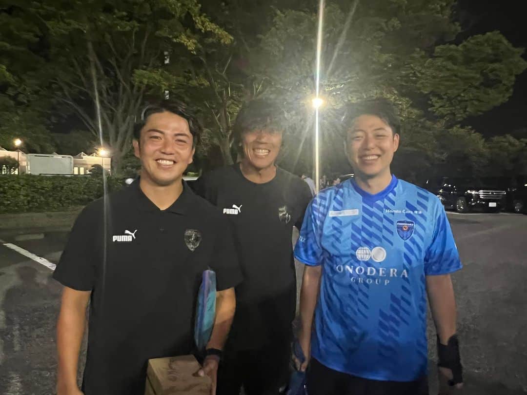 岩崎宏美さんのインスタグラム写真 - (岩崎宏美Instagram)「初めてのサッカー観戦⚽️ こんなに気持ちのいい試合があっていいのだろうか❗️と思うほど、 当たり前だけれど、選手もサポーターも、実にプロフェッショナル。私にとっての親衛隊そのものみたいで。 いやぁー凄かった‼️ お隣にいた、見知らぬ少年もコメントがプロっぽいし、観て聴いて全てが勉強になりました。 息子が仕事している姿も見られたし、彼の社属する横浜FC、今夜は4ー1で勝利いたしました。  そしてなんと帰りに、中村俊輔さんと写真を撮っていただき上機嫌な母なのでした。 お世話になってる皆様、本当にありがとうございます。 母、宏美 #横浜FC #横浜Fマリノス #中村俊輔 #岩崎宏美 #長男 #次男」8月28日 13時14分 - hiromiiwasaki_official