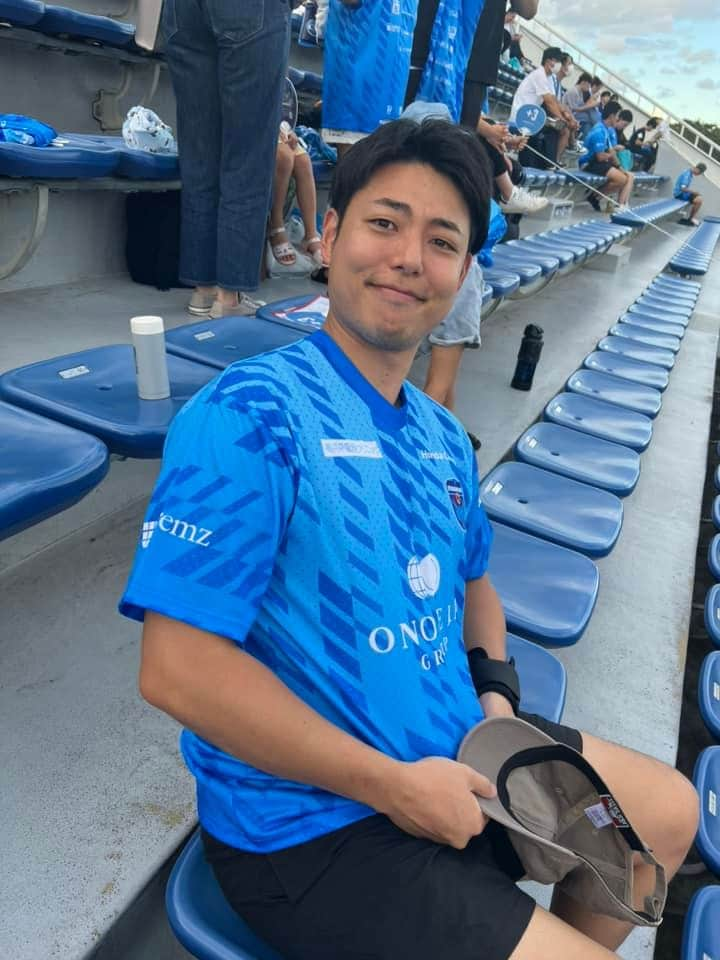 岩崎宏美さんのインスタグラム写真 - (岩崎宏美Instagram)「初めてのサッカー観戦⚽️ こんなに気持ちのいい試合があっていいのだろうか❗️と思うほど、 当たり前だけれど、選手もサポーターも、実にプロフェッショナル。私にとっての親衛隊そのものみたいで。 いやぁー凄かった‼️ お隣にいた、見知らぬ少年もコメントがプロっぽいし、観て聴いて全てが勉強になりました。 息子が仕事している姿も見られたし、彼の社属する横浜FC、今夜は4ー1で勝利いたしました。  そしてなんと帰りに、中村俊輔さんと写真を撮っていただき上機嫌な母なのでした。 お世話になってる皆様、本当にありがとうございます。 母、宏美 #横浜FC #横浜Fマリノス #中村俊輔 #岩崎宏美 #長男 #次男」8月28日 13時14分 - hiromiiwasaki_official