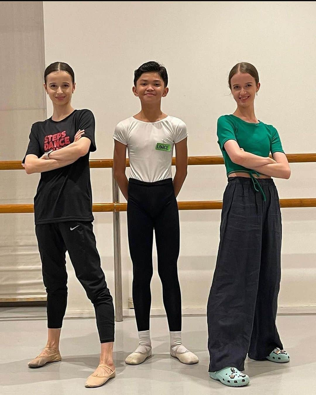 マリア・コーレワさんのインスタグラム写真 - (マリア・コーレワInstagram)「A different kind of adagio in Philippines - sharing with the beautiful students of STEPS ballet school was such a dreamy experience! You guys gave me so much inspiration and multiplied my energy 🥹❤️ Thank you for that and I hope to see you all again someday!  Thank you from the bottom of my heart @sofiazelizalde 🙏🏻  Немного другое адажио на Филиппинах - классы с добрыми и отзывчивыми учениками школы STEPS приумножили ту энергию, которой я старалась делиться, в итоге всегда выходила из зала с улыбкой и радостью на душе 🥹❤️ Сердечная благодарность @sofiazelizalde 🙏🏻」8月28日 13時15分 - marachok