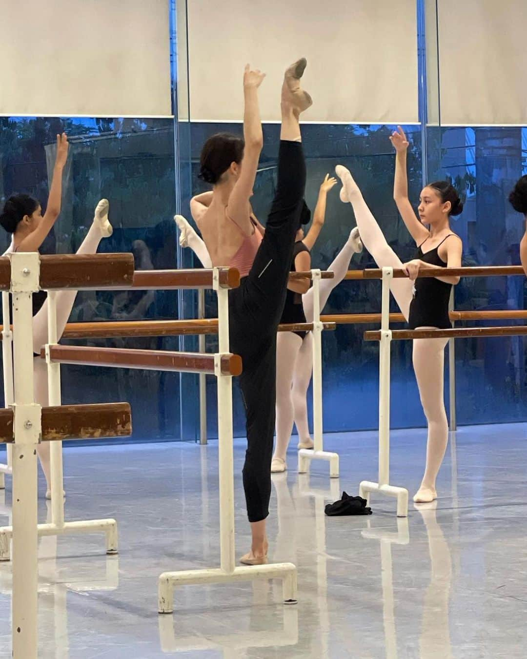 マリア・コーレワさんのインスタグラム写真 - (マリア・コーレワInstagram)「A different kind of adagio in Philippines - sharing with the beautiful students of STEPS ballet school was such a dreamy experience! You guys gave me so much inspiration and multiplied my energy 🥹❤️ Thank you for that and I hope to see you all again someday!  Thank you from the bottom of my heart @sofiazelizalde 🙏🏻  Немного другое адажио на Филиппинах - классы с добрыми и отзывчивыми учениками школы STEPS приумножили ту энергию, которой я старалась делиться, в итоге всегда выходила из зала с улыбкой и радостью на душе 🥹❤️ Сердечная благодарность @sofiazelizalde 🙏🏻」8月28日 13時15分 - marachok