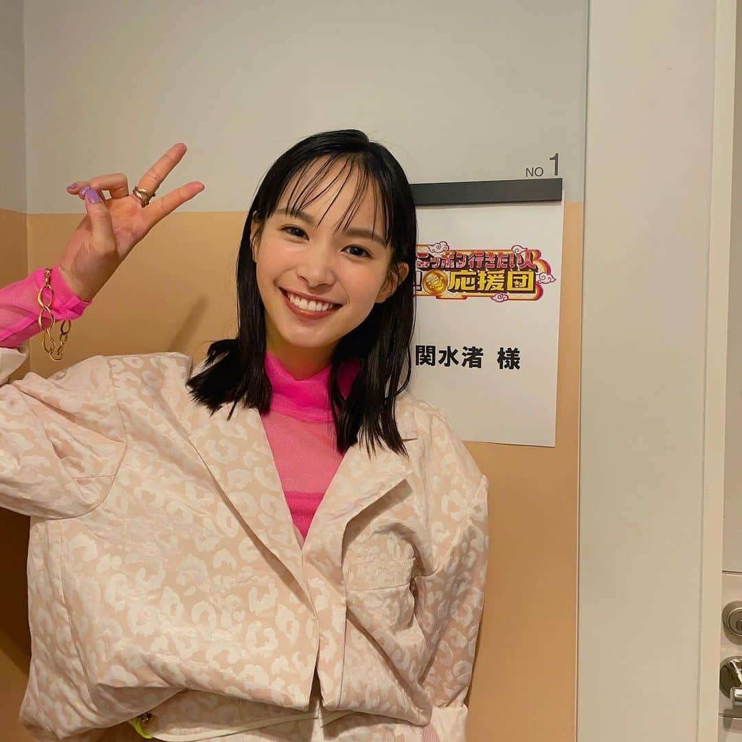 関水渚のインスタグラム：「なぎさだよ〜🌼  昨日はラジオお聞きいただきありがとうございました🤍  シェリーさんは本当に聡明な女性でテレビの画面越しでみている時から憧れの方でしたが、実際お話ししてより一層大ファンになりました🙏  まだ聞いてないよーって方もradikoで聞いてみてね🦭  そして、今夜20時からは「ニッポン行きたい人応援団」に出演させていただきます🤍  とにかく楽しい収録で、線香花火好きの方のVTRが最高すぎて、その後速攻線香花火購入した✌️  みんなぜひみてください🌼」