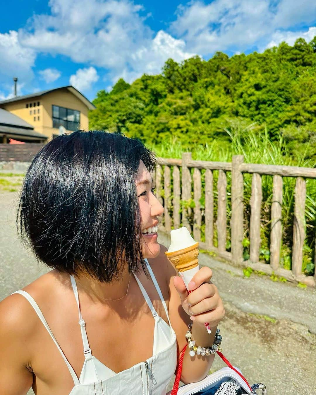 秋吉織栄（宮内かれん）さんのインスタグラム写真 - (秋吉織栄（宮内かれん）Instagram)「白糸の滝の横の滝✨  無邪気にはしゃぐ37歳🍦笑  #音止の滝   #静岡 #白糸の滝  #photographer  #photoshoot  #touristattraction  #selfie #photooftheday #japan #beautifuljapan  #trip #travel #trending」8月28日 13時20分 - orie.oliiiiie.olivia