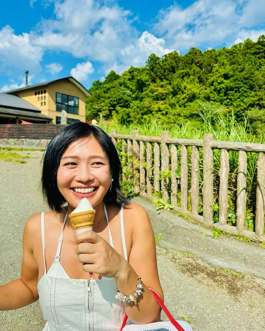 秋吉織栄（宮内かれん）さんのインスタグラム写真 - (秋吉織栄（宮内かれん）Instagram)「白糸の滝の横の滝✨  無邪気にはしゃぐ37歳🍦笑  #音止の滝   #静岡 #白糸の滝  #photographer  #photoshoot  #touristattraction  #selfie #photooftheday #japan #beautifuljapan  #trip #travel #trending」8月28日 13時20分 - orie.oliiiiie.olivia