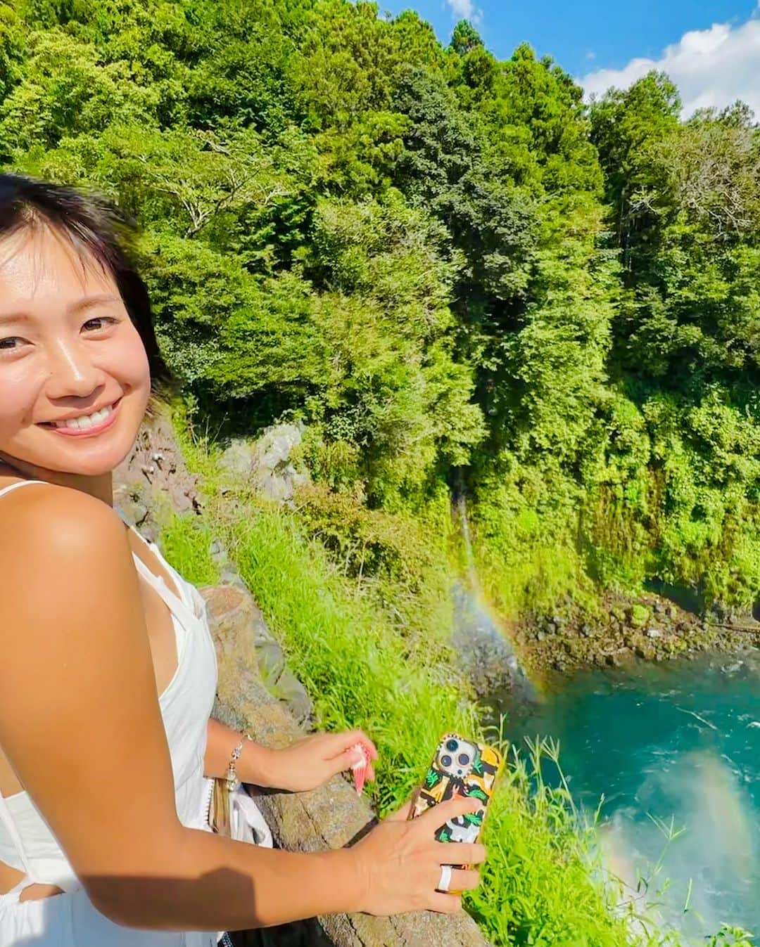 秋吉織栄（宮内かれん）さんのインスタグラム写真 - (秋吉織栄（宮内かれん）Instagram)「白糸の滝の横の滝✨  無邪気にはしゃぐ37歳🍦笑  #音止の滝   #静岡 #白糸の滝  #photographer  #photoshoot  #touristattraction  #selfie #photooftheday #japan #beautifuljapan  #trip #travel #trending」8月28日 13時20分 - orie.oliiiiie.olivia