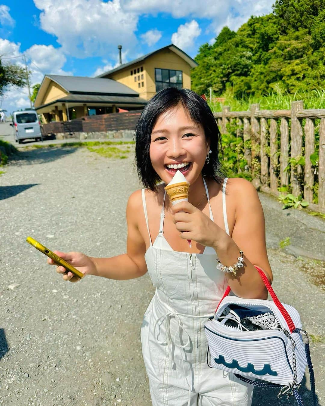 秋吉織栄（宮内かれん）さんのインスタグラム写真 - (秋吉織栄（宮内かれん）Instagram)「白糸の滝の横の滝✨  無邪気にはしゃぐ37歳🍦笑  #音止の滝   #静岡 #白糸の滝  #photographer  #photoshoot  #touristattraction  #selfie #photooftheday #japan #beautifuljapan  #trip #travel #trending」8月28日 13時20分 - orie.oliiiiie.olivia