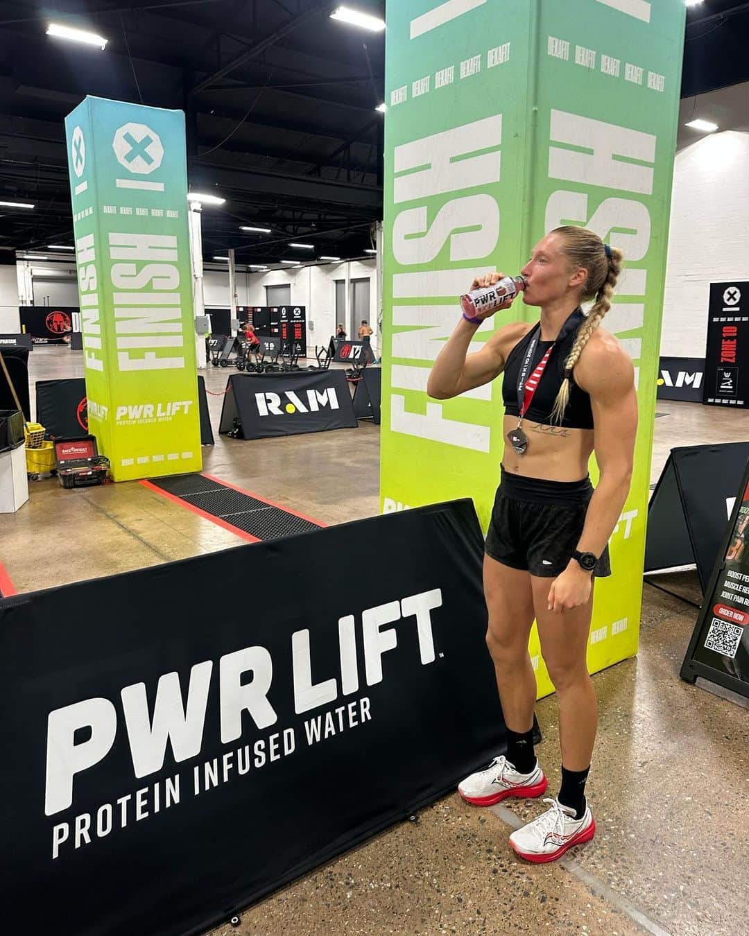 カーリー・ウォパットのインスタグラム：「First Deka Fit! Didn’t die ✔️  Qualified for World Championships ✔️  Drank a @drinkpwrlift ✔️ Or 3.. Ran up the “Rocky steps” ✔️   That means.. the @deka.fit World Championship trifecta has been achieved! 🔥 After yesterday’s Northeast Deka Fit performance, I have officially qualified for all three World Championship races in December (top 20 qualify). That’s where the real battles will go down! ⚔️  Current rankings: 1st in Deka Strong - 11:55 (WR)  6th in Deka Mile - 20:30 13th in Deka Fit - 35:41  Each race consists of 10 functional fitness zones. The Strong is just the zones, the Mile includes 1 mile of running, and the Fit includes 5k.   Happy with my performance, and grateful that I got to toe the line with such a stacked field of ladies! 💪🏼 I always love the hype of a heated competition. And the element of racing head to head fires me up.   Going in to this, I built a solid game plan with  @geigercoaching. I played my pacing a little conservative, which allowed me to hit the assault bike HARD for a top zone time of 1:27. From then on, I was able to pick up the pace, and pass up some competitors to finish 7th in my heat. It took patience to run my own race, but holding back until it was my time to step on the gas pedal payed off. Executed the game plan! And now we have the info to modify it.   Overall, Deka Fit is a race largely dominated by running. Strength and zone work are in my wheelhouse, so the area where I can make the most improvement is still running.  I’ve been training to build my running & endurance for 4 months now. Lots of progress made! More to come.   Thank you @yancyculp, judges, volunteers, and all others who helped run the event! See you all in December.」