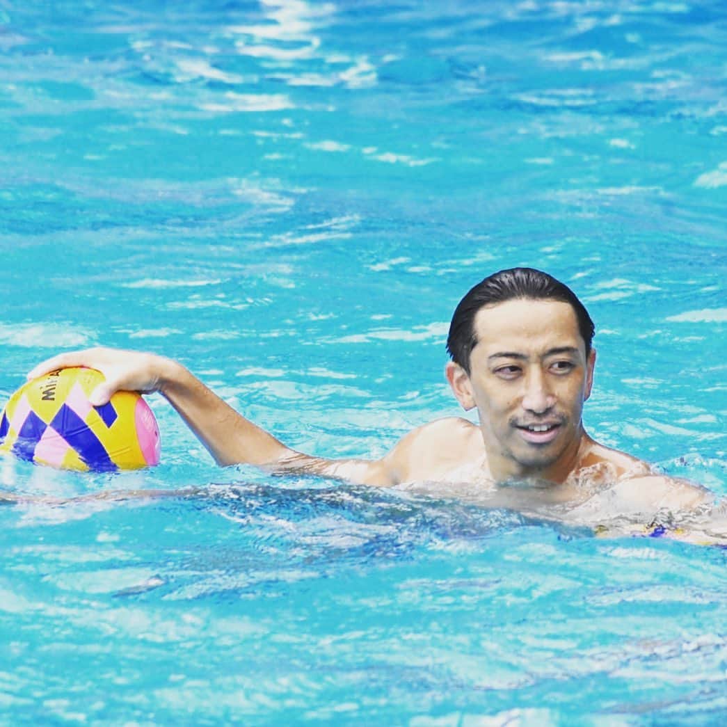 志賀光明のインスタグラム：「水球の第一線を退く決意をして、今の会社に就職して1年が経ちました  社会人で仕事をしながら、水球に続けることはとても難しいと感じた1年でした。  それでも今年の日本選手権に出場したい！という気持ちがあったので、 今年もKingfisher74でプレーをさせてください。 とお願いをして、会社のサポートもありながら、仕事の合間を見つけて練習をしてます。 　 日本選手権までに間に合うか？ ちなみに、まだ新ボールには慣れてません。😂 頑張ります  #waterpololife」