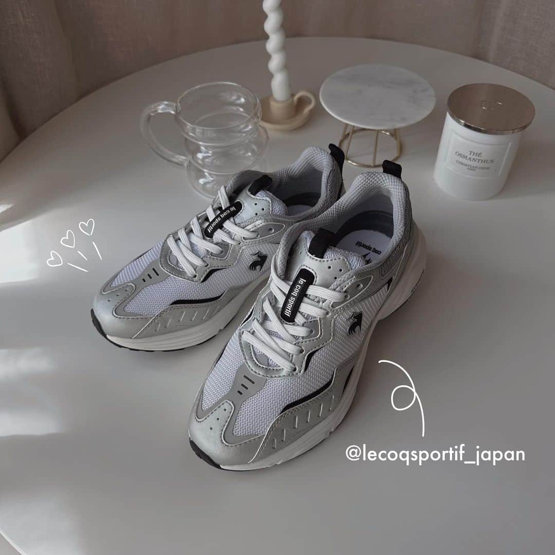 のインスタグラム：「Y2Kぽくてかわいい @lecoqsportif_japan のスニーカー👟シンプルなモノトーンの服に合わせてるよ〜！かなり履き心地良くて快適！🙏  #PR #ルコックスポルティフ #ルコック #LCSR #LCSR2000」