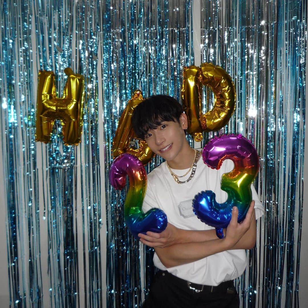 よしあきのインスタグラム：「昨日で23歳になりました🙏🏻🙏🏻🙏🏻  毎年皆さんからのメッセージなどお祝いしてもらえて改めて愛されてるなってとても実感しました✨ 本当にありがとうございます😭！！  23歳は新しく挑戦することも待っていてチャレンジの多い１年になりそうですごく楽しみです！頑張ります！！ 23歳のよしあきもよろしくお願いします！☺️」