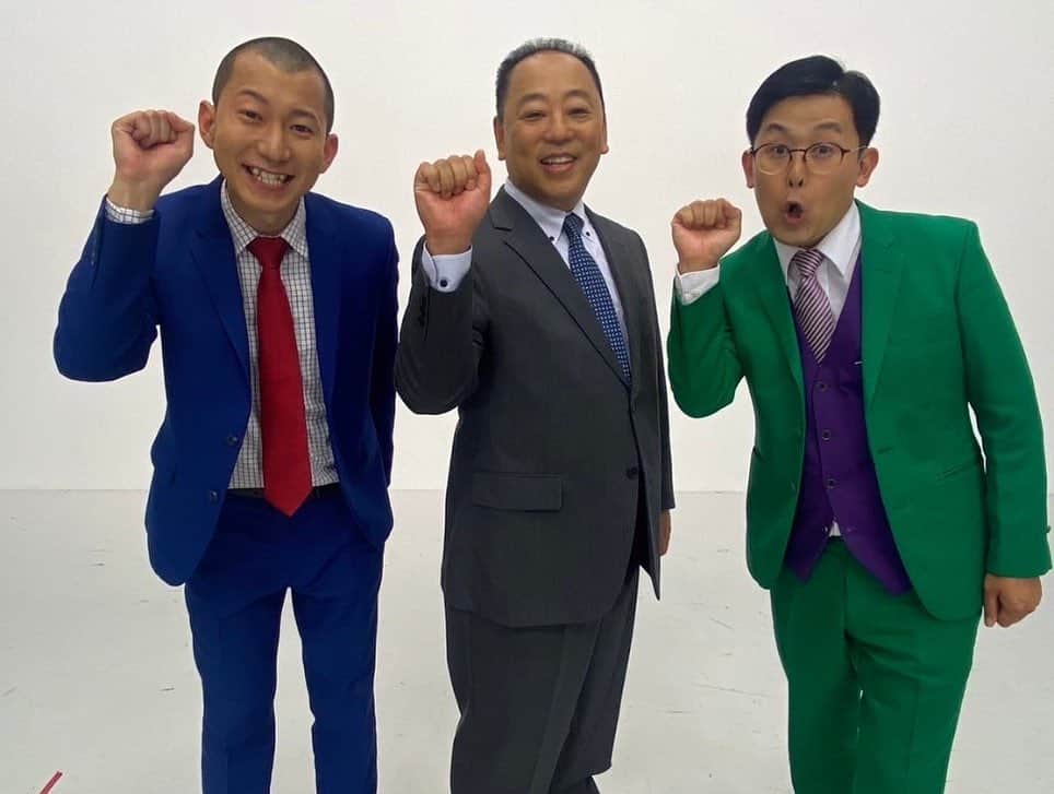 うえたけのインスタグラム：「#建築コーディネートサポート 新CM流れてます🆕  以前撮った時とほぼ変わってなかったですがサイコー✊🏻のポーズは逆になってました🤣 2枚のうちどっちが新しくてどっちが古い方か分からないですね🤣」