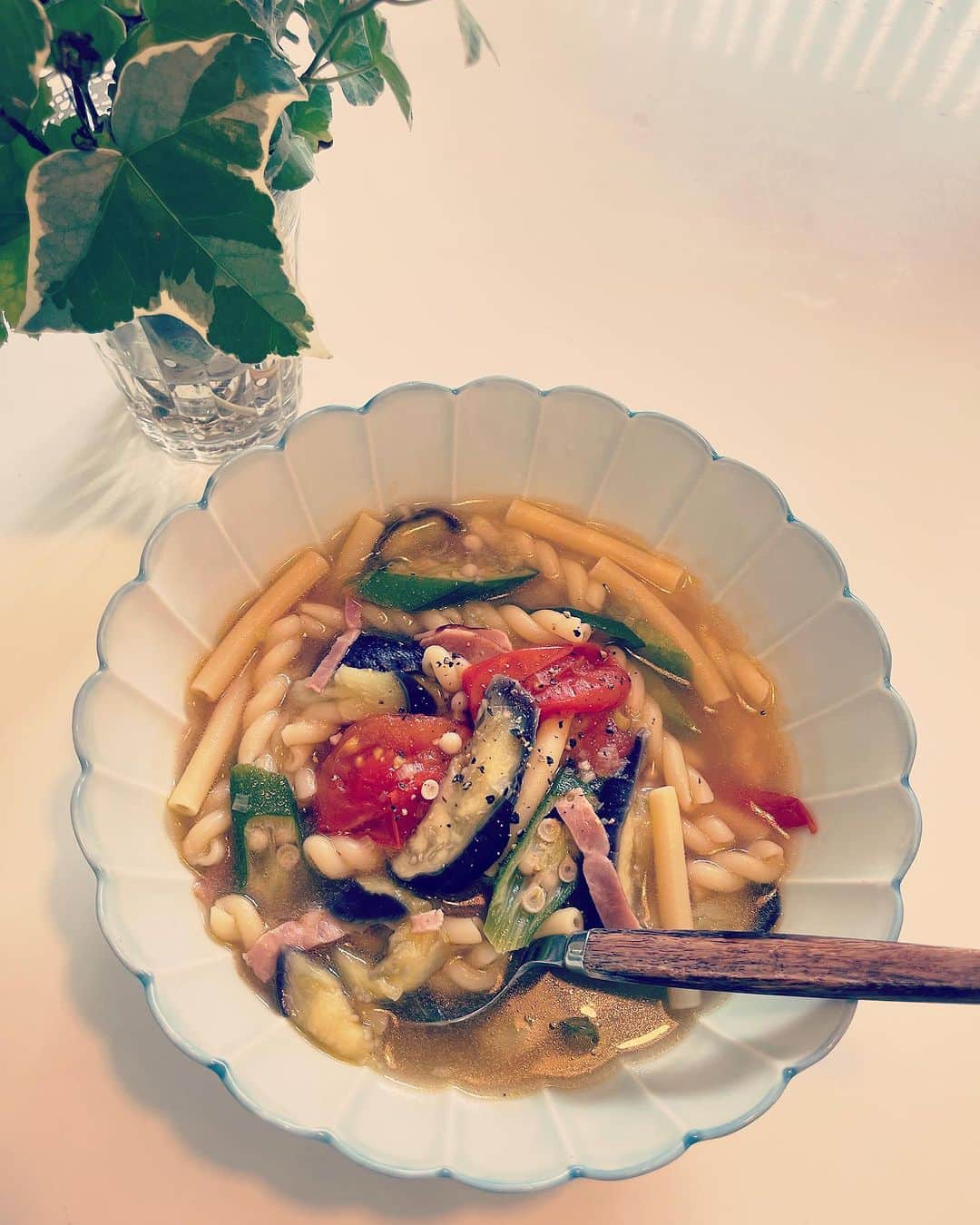 井上侑のインスタグラム：「少しずつ風も秋の匂いに変わってきましたね🍐  冷蔵庫の夏野菜で 少し冷えやすいお年頃の胃袋に　 温かいテキトースープパスタを  季節の変わり目、どうぞお元気でお過ごしください😊  #garlic #bacon #okra #tomato #eggplant #soup #penne」
