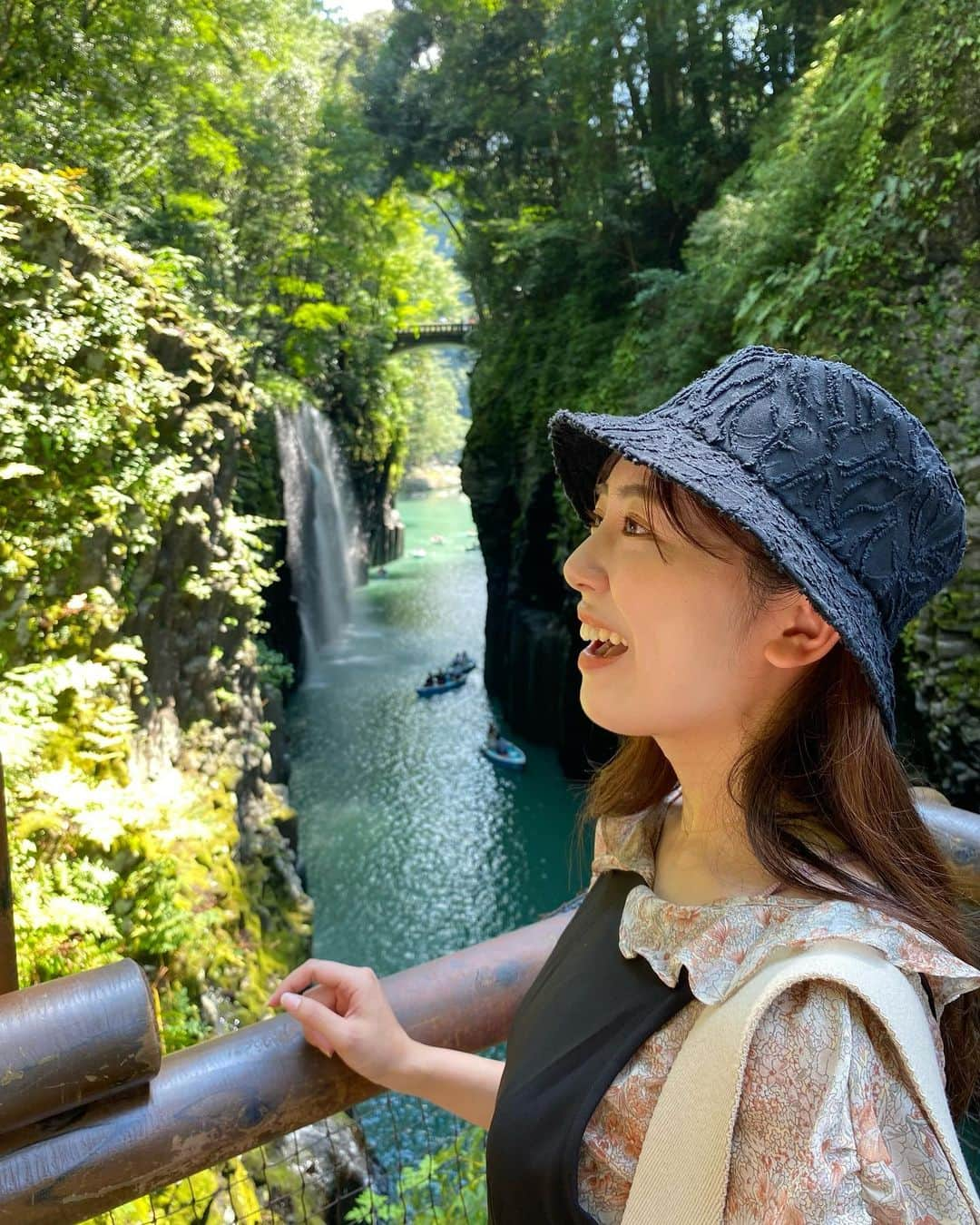 坂口理子さんのインスタグラム写真 - (坂口理子Instagram)「8月ももう終わりですね...👒  夏休みっぽいところに行きました！ と言っていたのは宮崎県でした🥭  高千穂峡にいきましたよ☺︎  #宮崎 #高千穂 #高千穂峡  #夏休み」8月28日 13時30分 - ricopi__hkt48