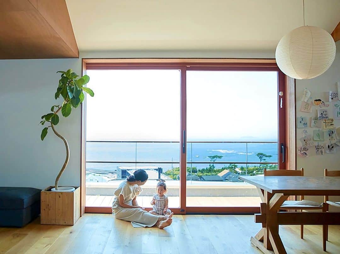 宇藤えみのインスタグラム：「@hugmug_insta  〜センスのいい家族が暮らす家🏠〜 【vol.2 海が見える家・宇藤えみさん邸】 暑すぎる夏はだいたいタンクトップとショーパンばかりですが。w 着ると褒められるワンピースで登場しています。 👗 @reimyseki さんがデザインする @and__her   #暮らし」