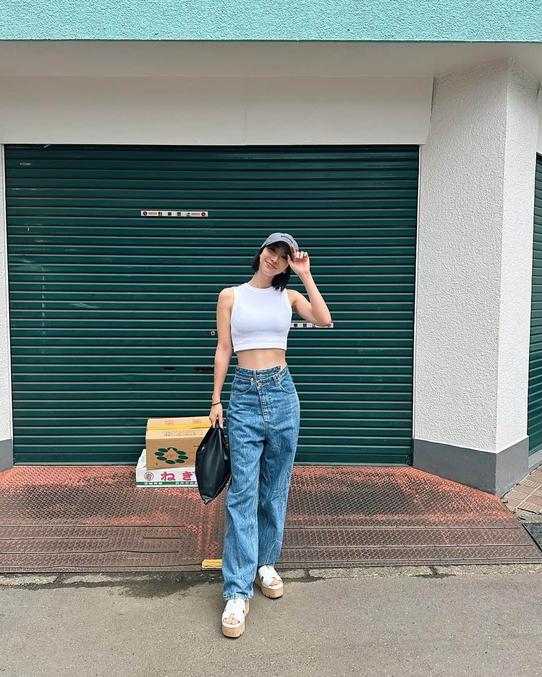 秋倉諒子のインスタグラム：「夏はラフな格好が好き♡ 八百屋さんの前で🍉🤭 今日はハンバーグを作ろう🍳 みんなの夕飯はなにー？  BagとTops一緒🤍 cap @briefinggolf_store_official  tops @zara  pants @maisonspecial_women  shoes @hermes  bag @maisonmargiela   hat 韓国 tops @zara  setup @maisonspecial_women  shes @prada  bag @maisonmargiela  #ootd#style」