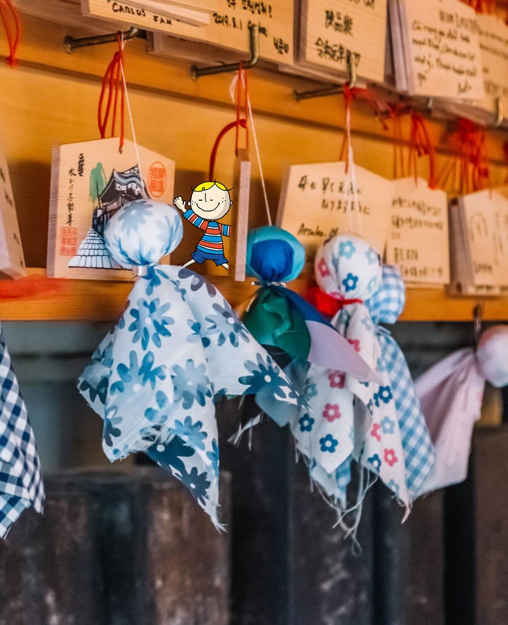 Osaka Bob（大阪観光局公式キャラクター）のインスタグラム：「This is a "teru teru bozu"! ☀️ Teru teru bozu are traditional handmade dolls from Japan, that work like charms to wish for good weather. 👻☔   画像に写っているのはてるてる坊主！ てるてる坊主は「晴れますように☀」っておまじないのような日本の伝統的な手作りの人形なんやで👻☔  —————————————————————  #maido #withOsakaBob #OSAKA #osakatrip #japan #nihon #OsakaJapan #大坂 #오사카 #大阪 #Оsака #Осака #โอซาก้า #大阪観光 #sightseeing #Osakatravel #Osakajepang #traveljepang #osakatravel #osakatrip #法善寺」