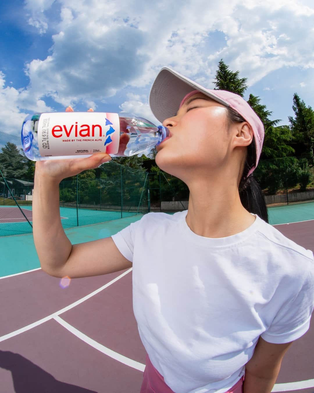 evianのインスタグラム：「The US Open is here ✨🎾 ​  As the official water of the @USOpen we’re excited to invite players and spectators to replenish, rest and rehydrate with the revitalising minerals of evian mineral water at this year’s championship💧​  #evian #USOpen #tennis」