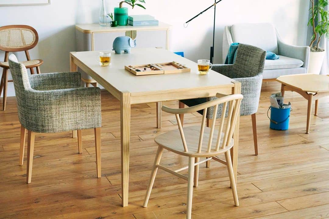 IDÉE／イデーさんのインスタグラム写真 - (IDÉE／イデーInstagram)「すっきりとした雰囲気のNOVA DINING TABLE。軽やかな印象なのは、脚先にかけて細くなるテーパー加工を施したから。そして天板に脚が突き抜けるデザインは、脚を長く見せるため。とにかくディテールにこだわりました。  セレクトできる天板にはリノリウムをご用意。アマニ油などの天然素材から作られているリノリウムは、滑らかでマットな質感。触れると温かみと柔らかさを感じます。毎日使うテーブルですから触れて心地よいものが1番です。  バリエーションは全部で12種類。 スクエアとラウンド、サイズ、本体と天板の組み合わせ。豊富なラインナップからお気に入りを見つけてみてください。  #IDÉE #IDÉESHOP #idee #ideeshop #イデーショップ #イデー #interior #diningtable #nova #table」8月28日 19時00分 - lifewithidee