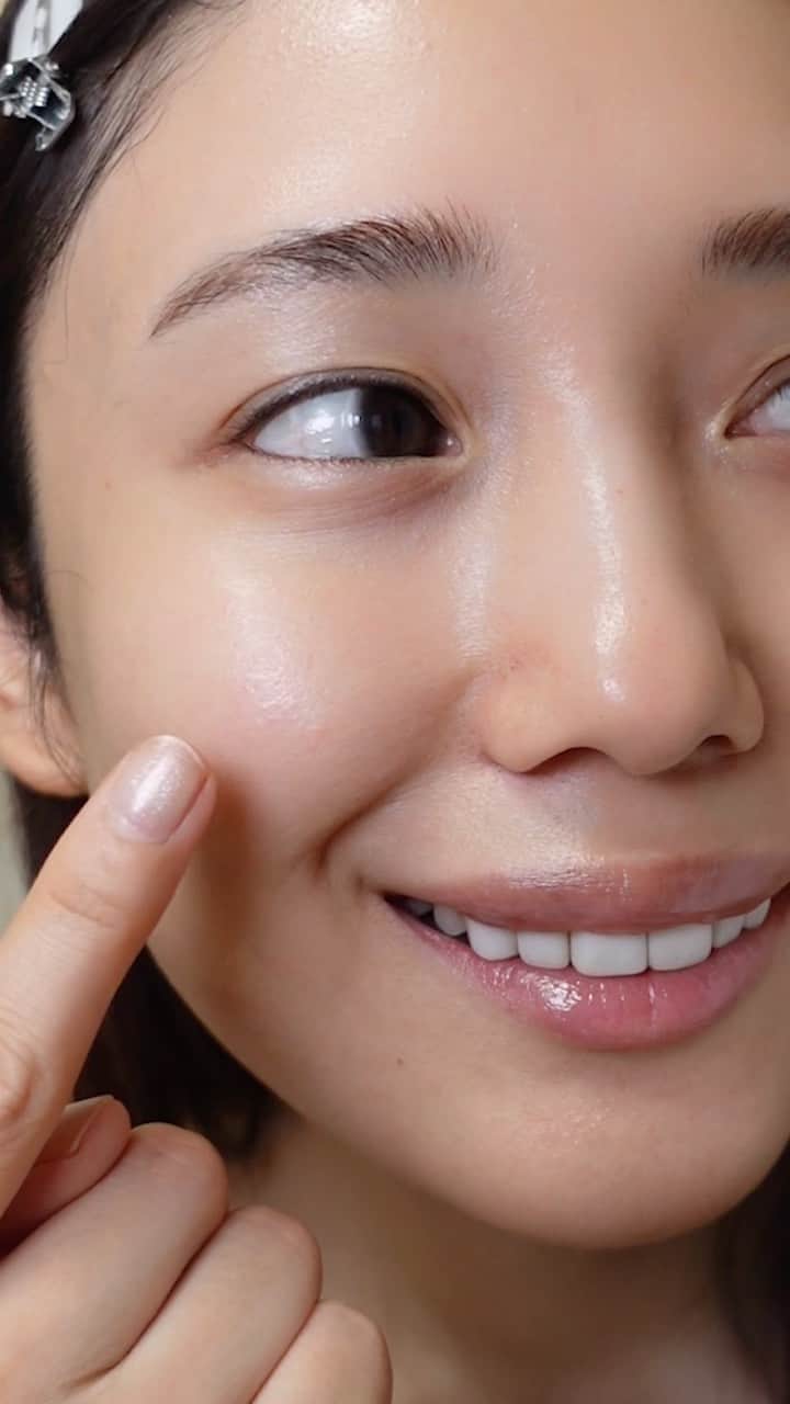森ニーナのインスタグラム：「ずっとインナードライに悩んでいていろんなスキンケアでずっと対処してきたけど最近ファミュから頂いたこちらのイルミナスベルベット✨  これを使い始めてから、本当に寝起きの顔が調子良い 🥹 紹介してるからベタ褒めしてるとかじゃなくて、肌がもちもちになってきた気がする。👶笑  肌の変化も嬉しいんだけど、気に入ってるところはオイルで油分系の保湿も補えるのにベタつかないところ！ サラッとまではいかないけど、表面にいつまでも残らない感じ。ヌメッと感ゼロ 🌱 夏にオイル使うのは抵抗あったけど、 これはオイルって忘れて使ってたくらい日々のケアに溶け込んでました🌻  キメをやわらかくしてくれて、インナードライ対策してくれるような成分がしっかり入ってるので、 30代から、もしくは私みたいに肌が薄く水分も油分も蓄える力が弱い方にもおすすめしたいです 😍  💎FEMMUE イルミナス ベルベット 6,600円（税込）  #美容液 #PR」